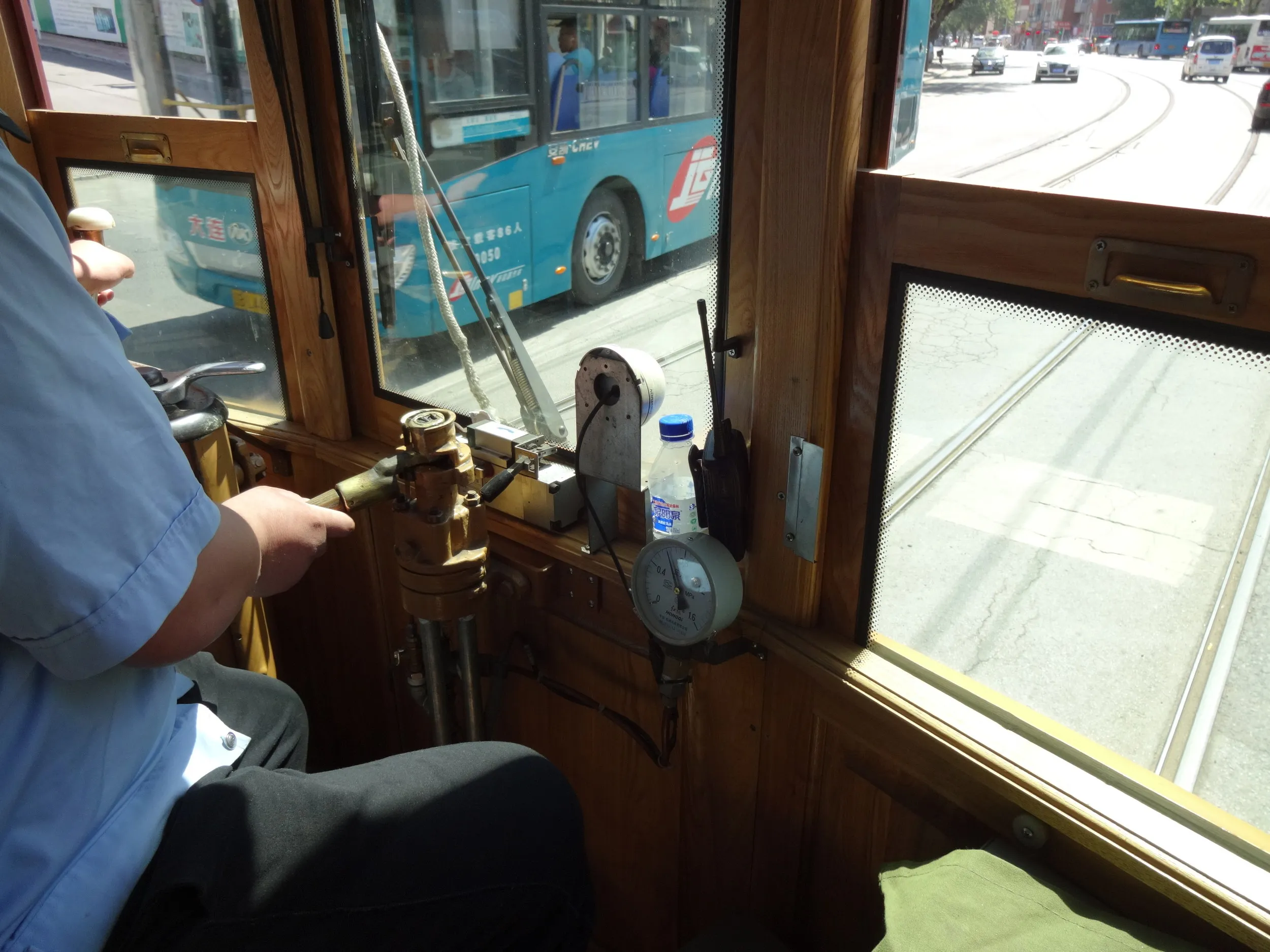 アナログな運転席