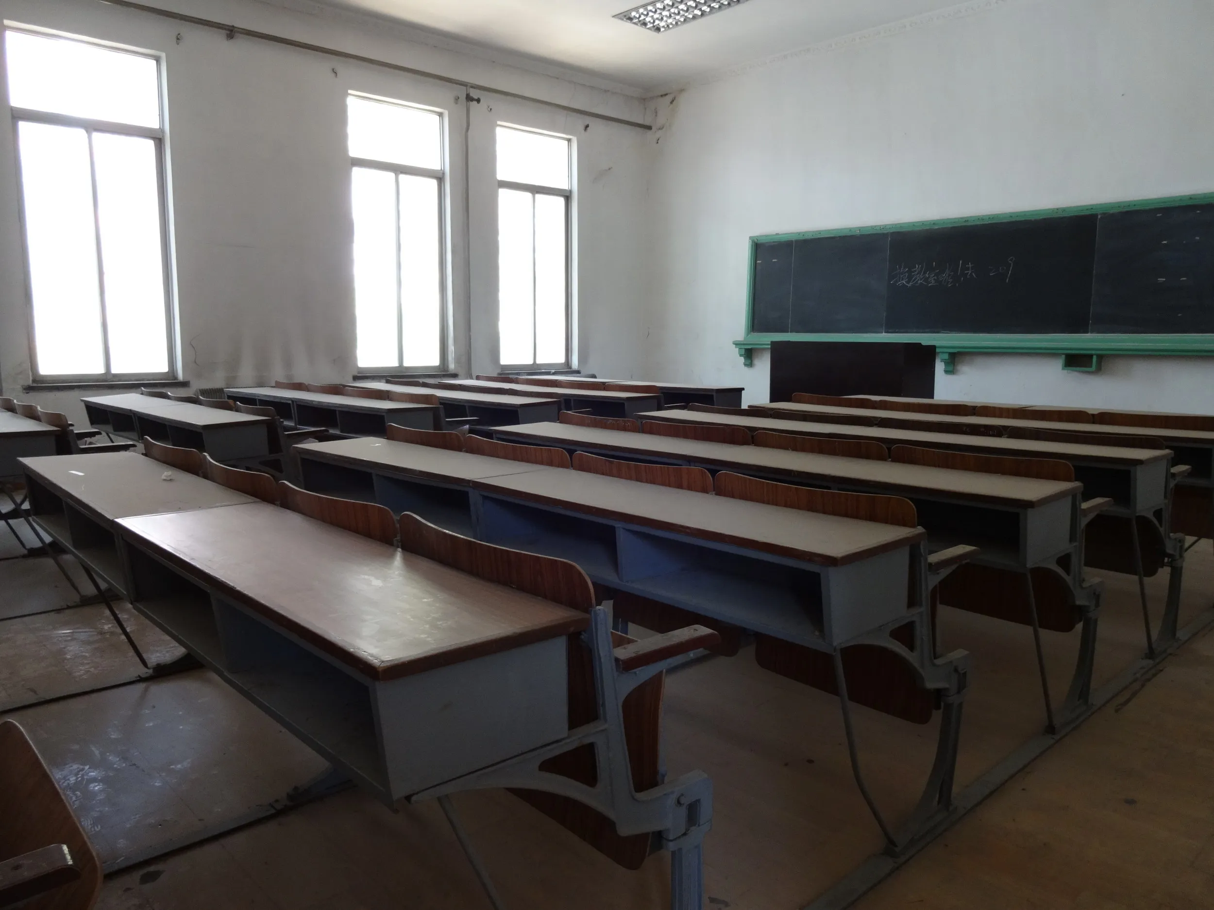 埃を被った教室