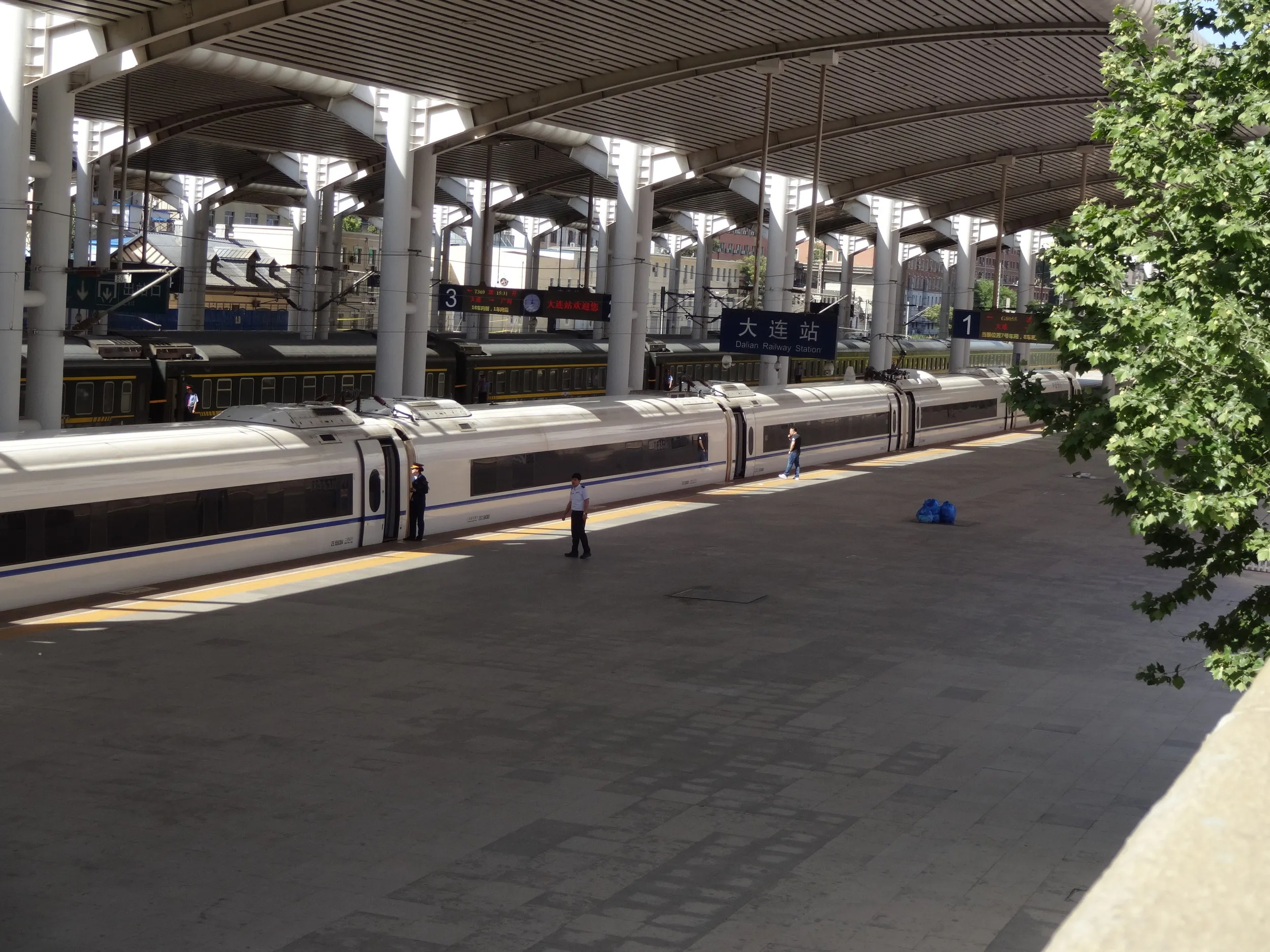 大連駅のホームと列車