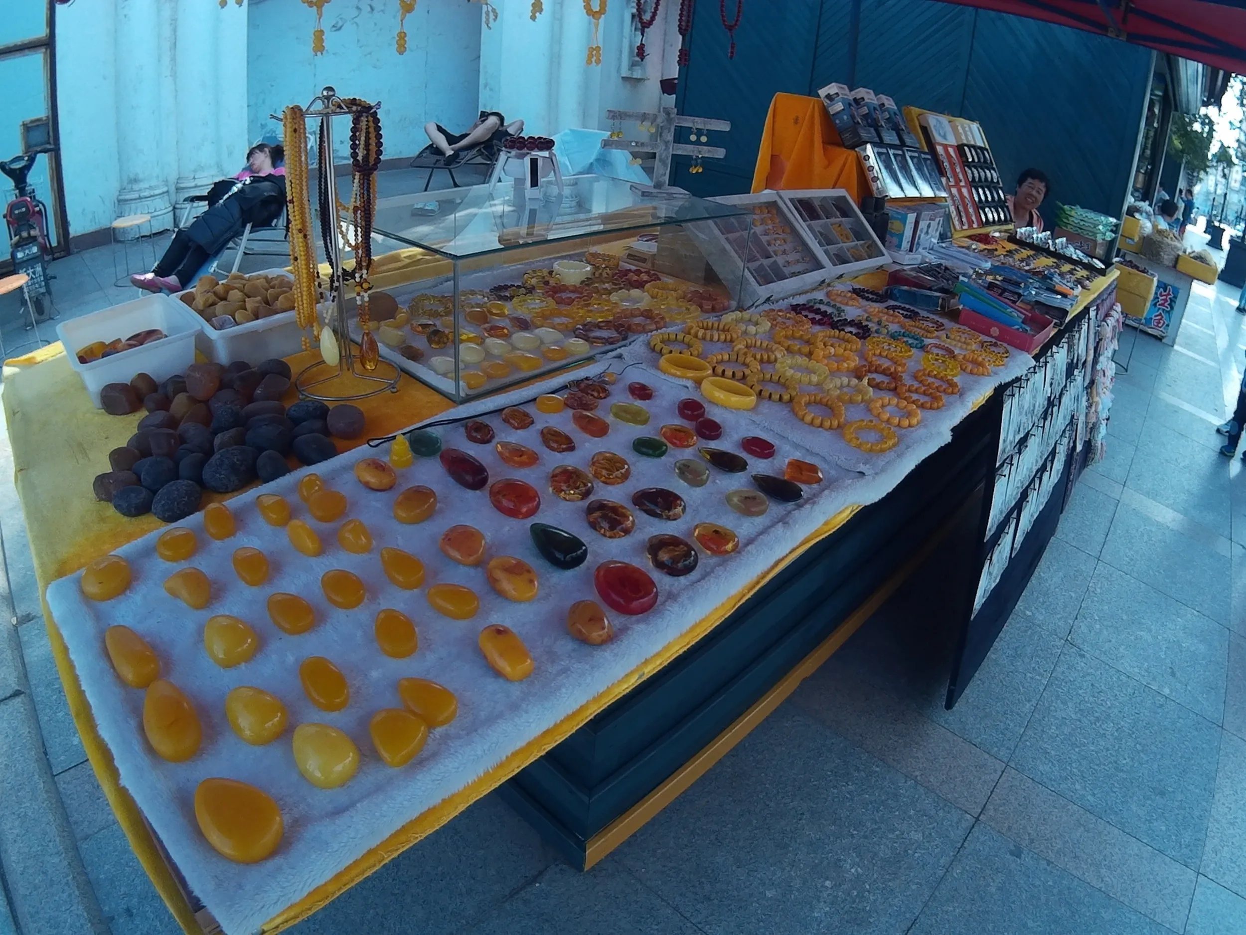 売られている琥珀