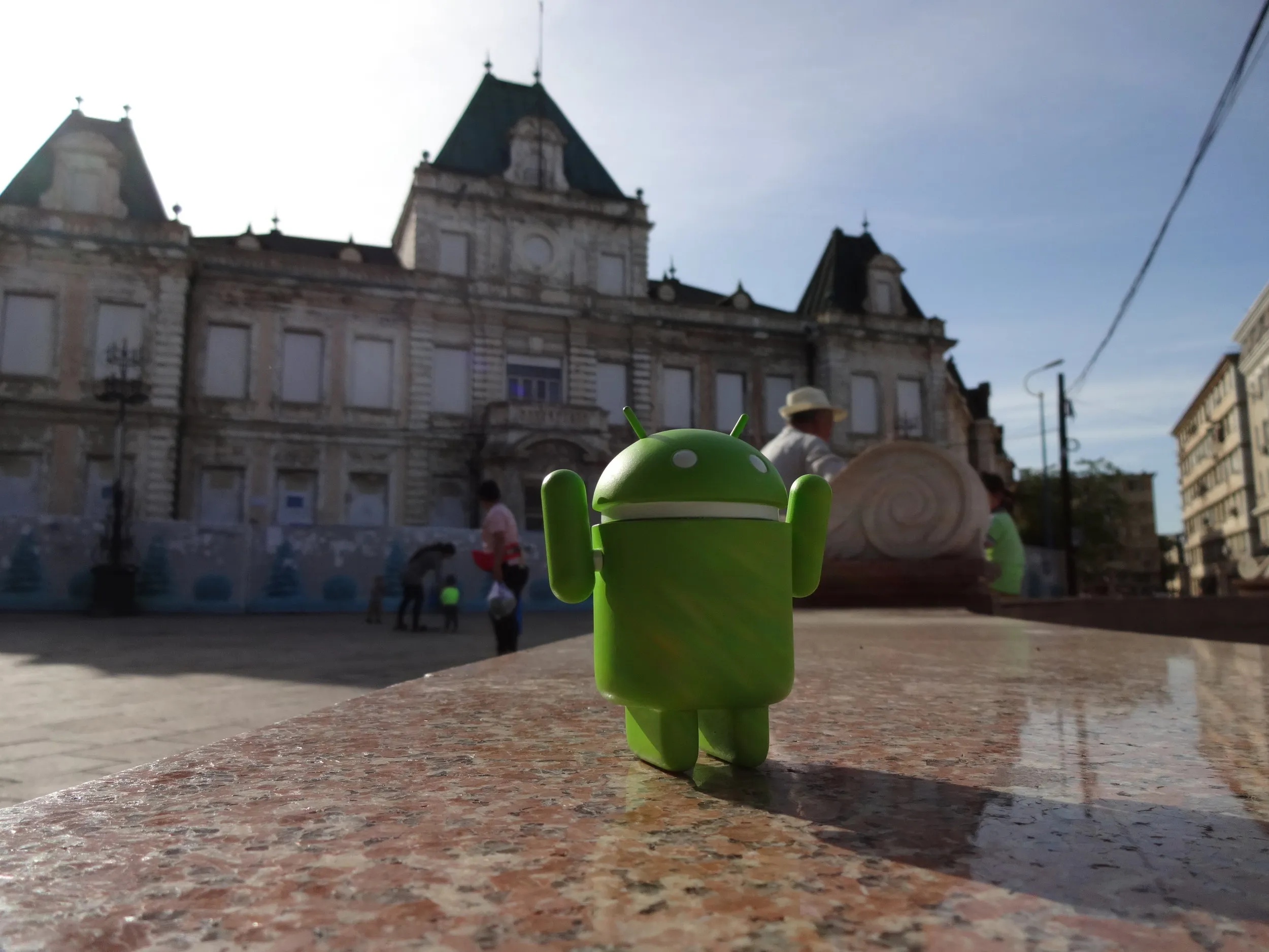 市政庁跡の前でドロイド君