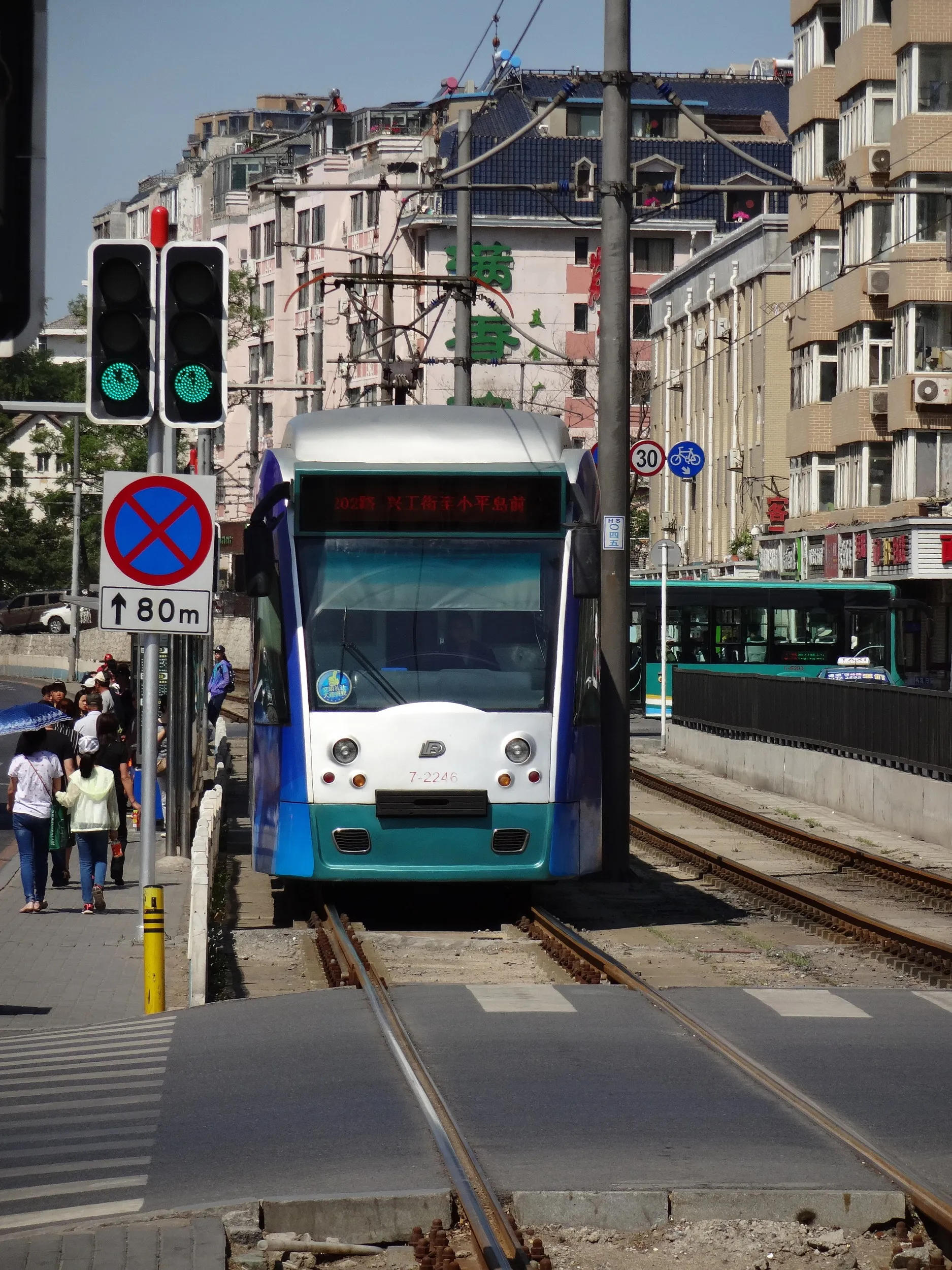 路面電車乗り場へ