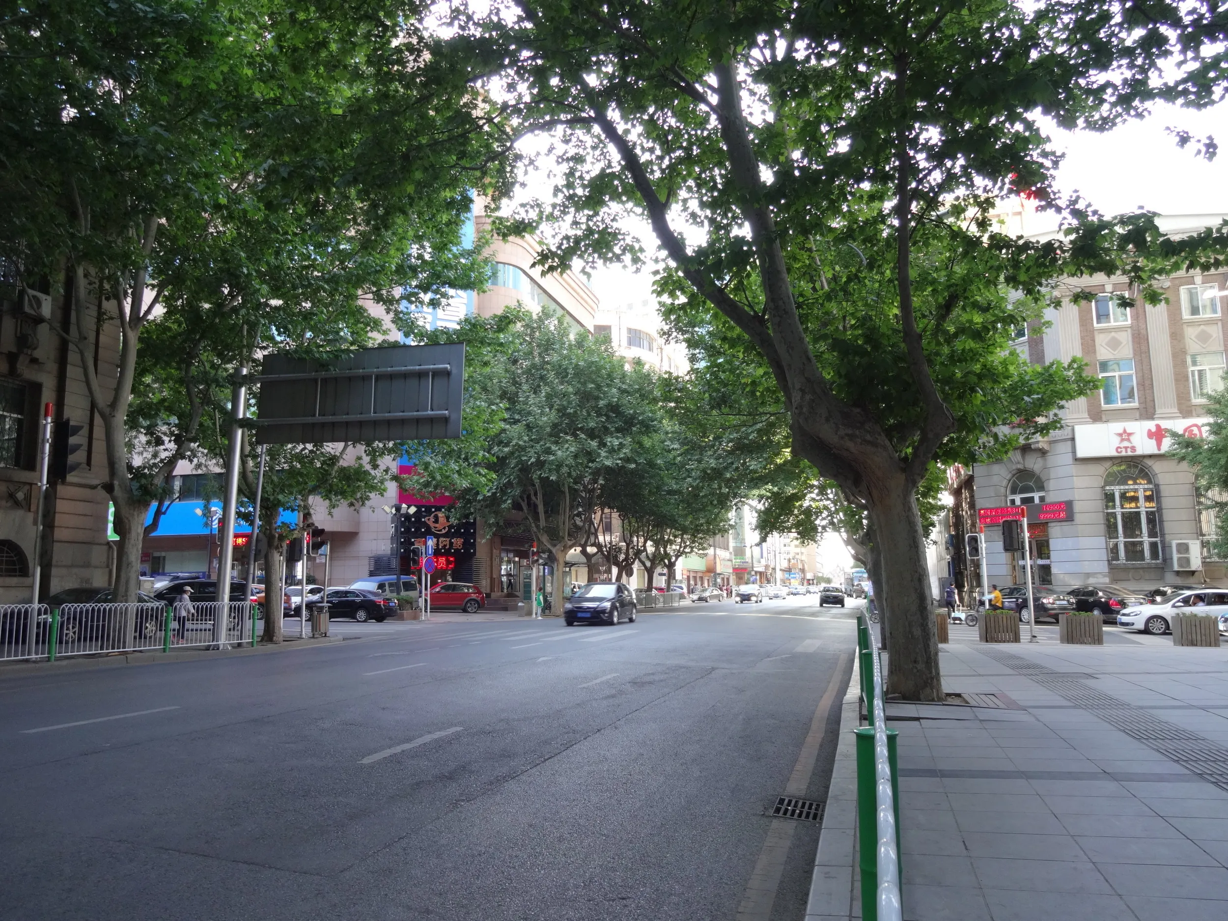 勝利橋へ向かう