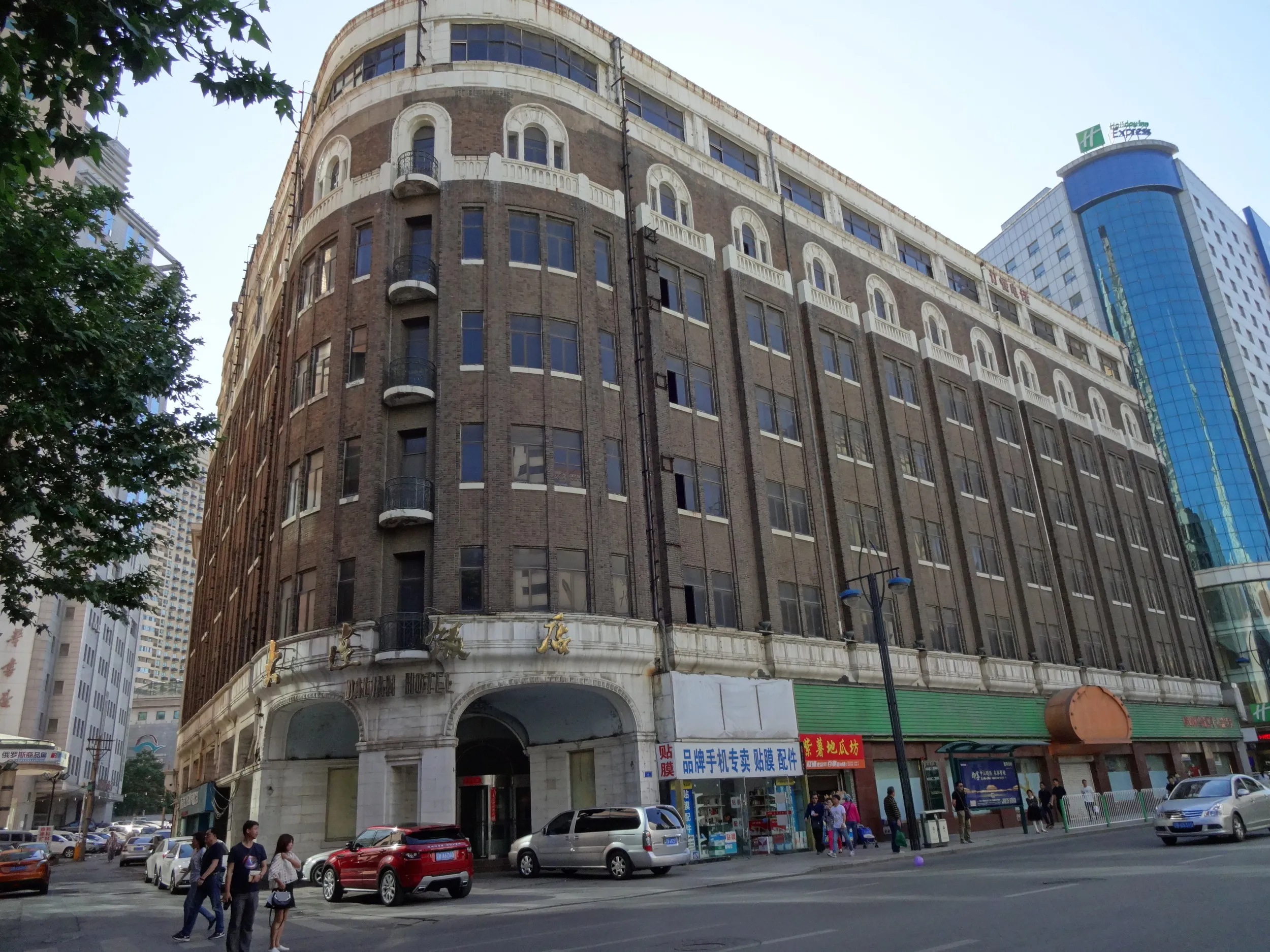 勝利橋へ向かう