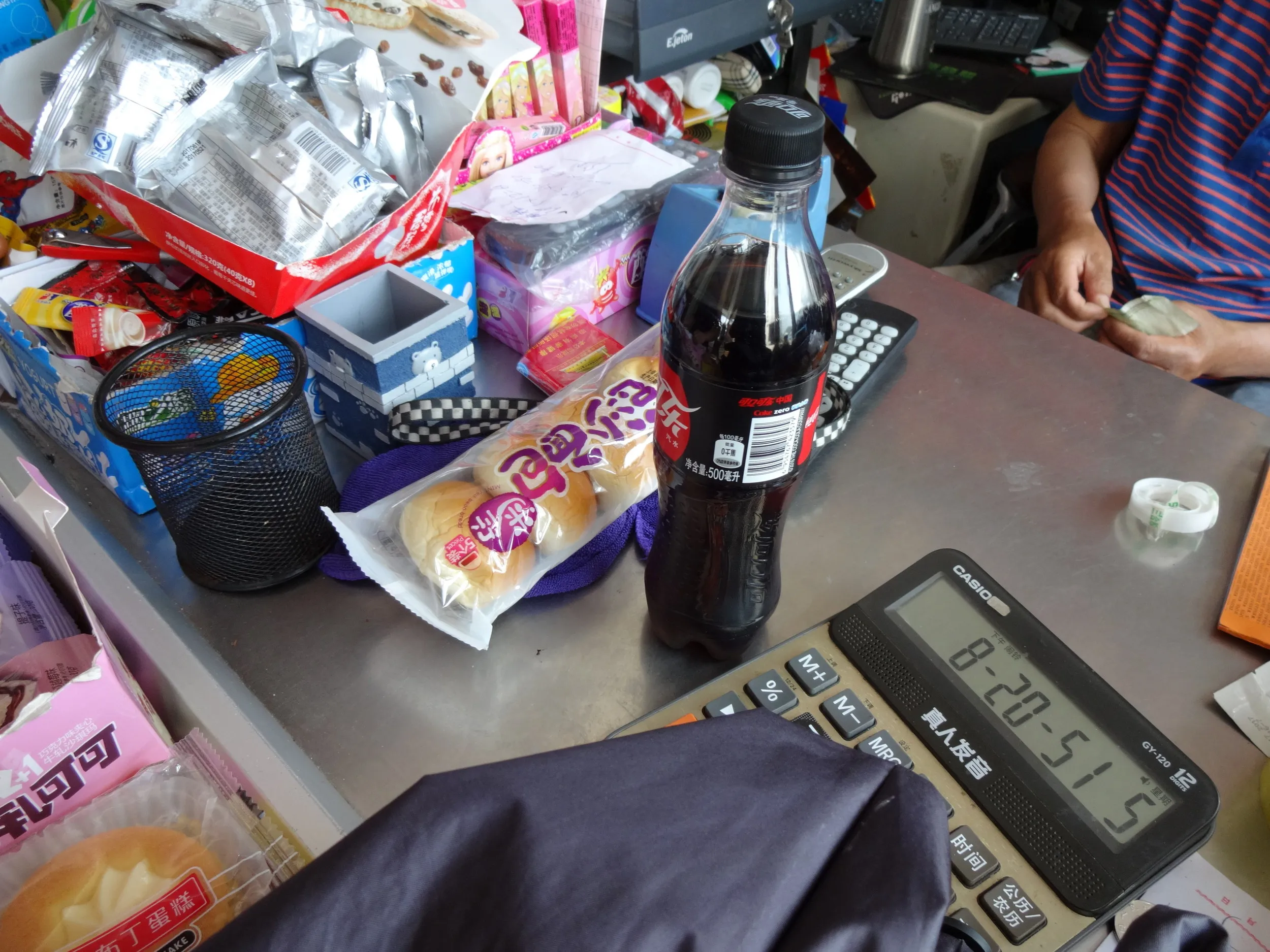 スーパーで購入したパンとコーラ