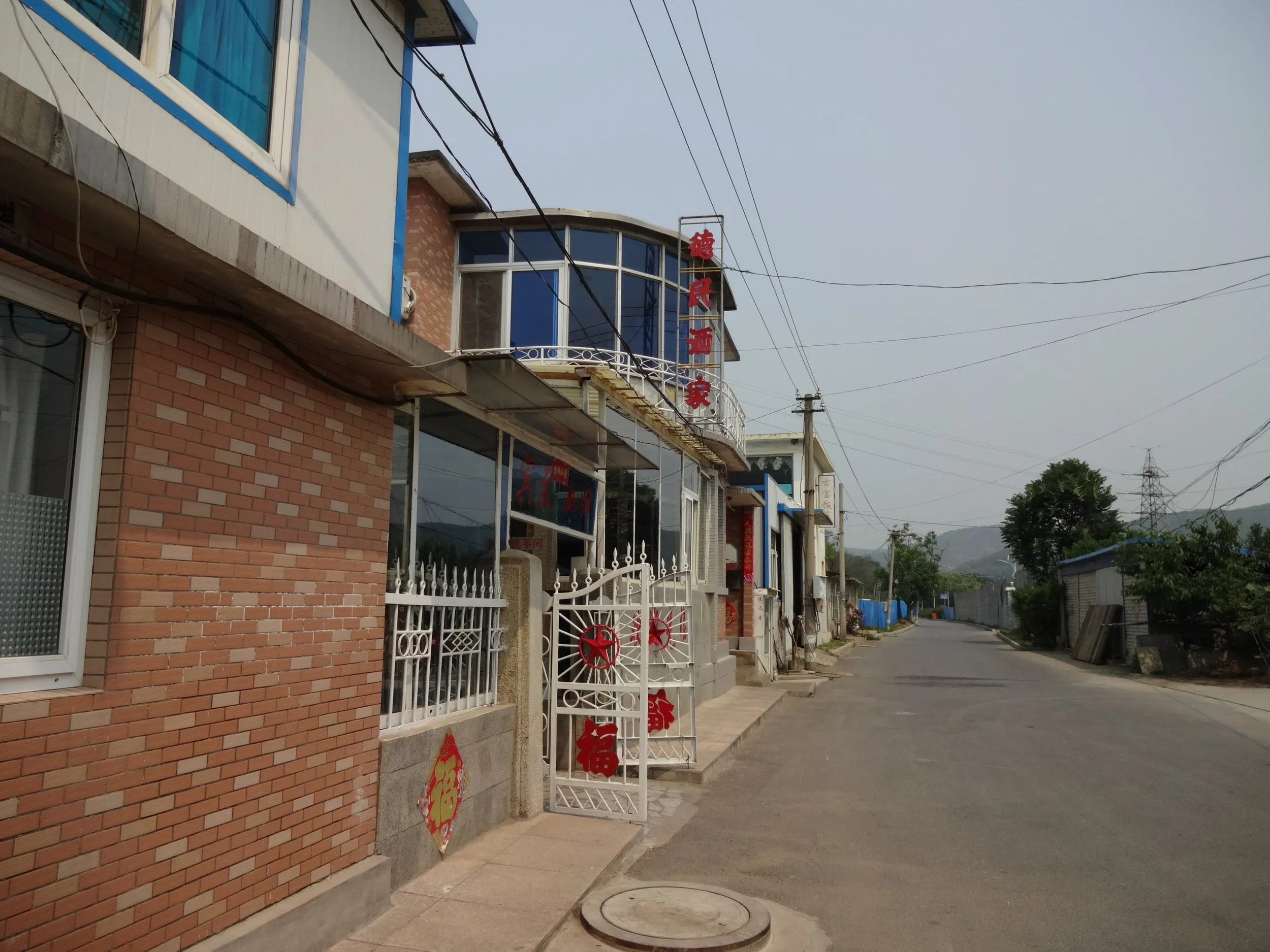 ダムへ向かう道