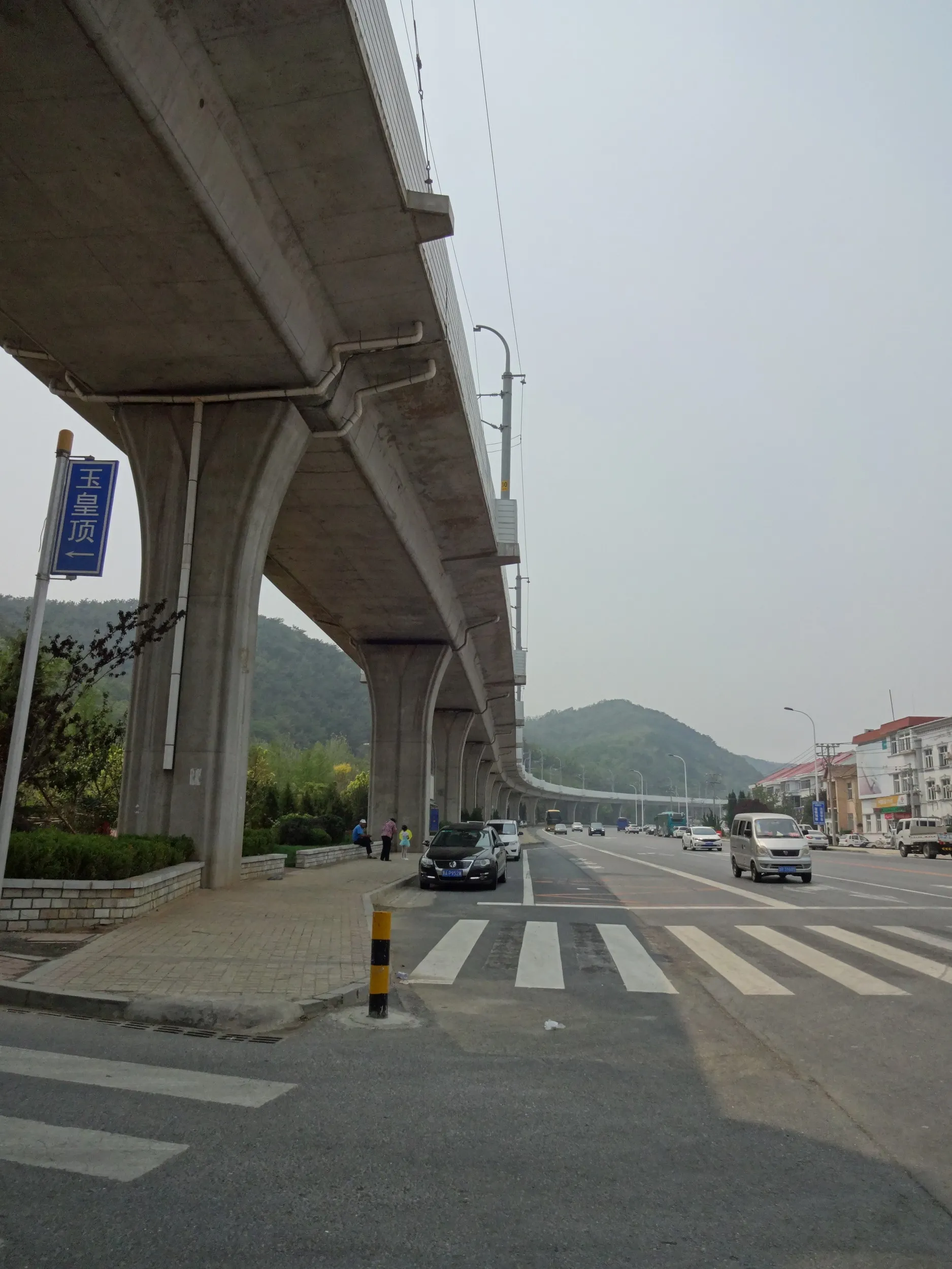 バス停・軽軌付近