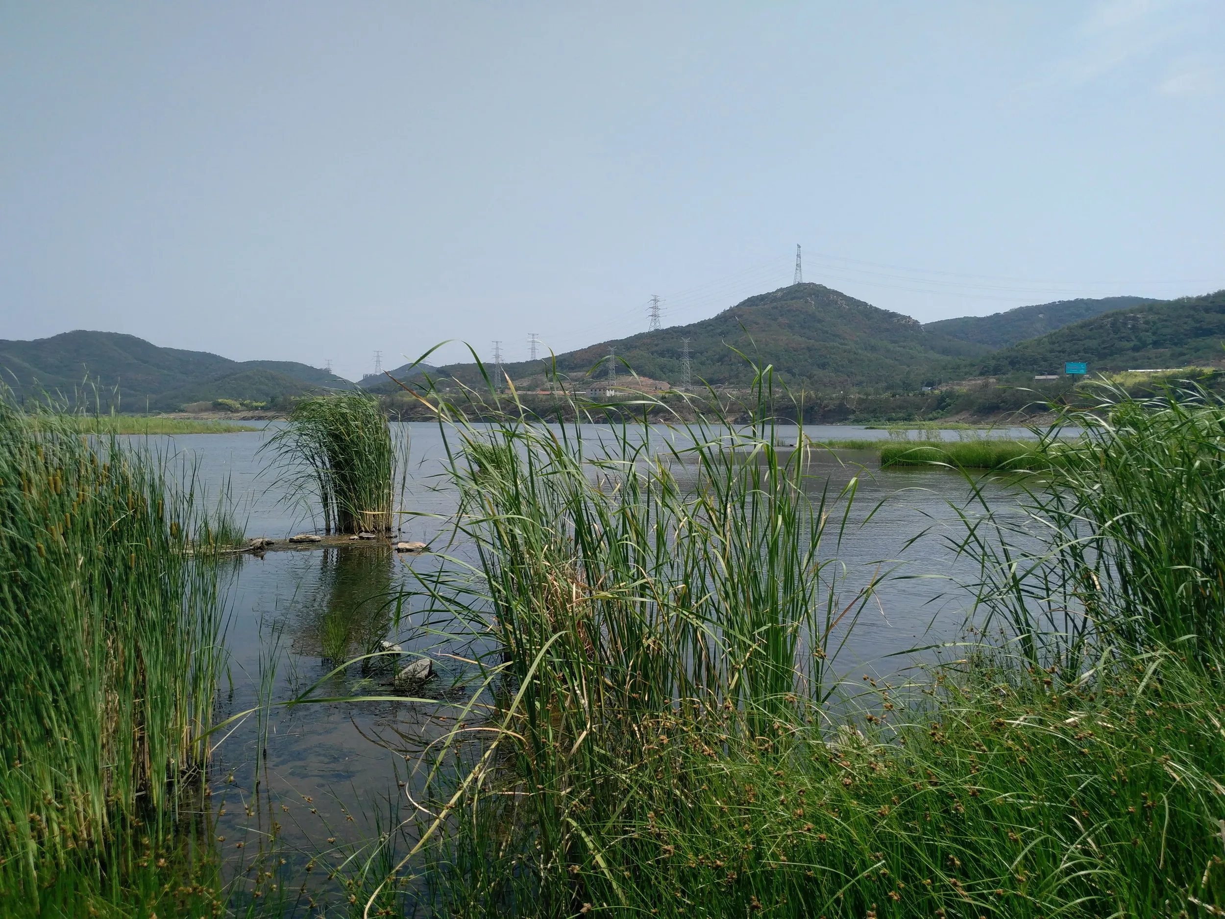 堰堤の上で撮影準備