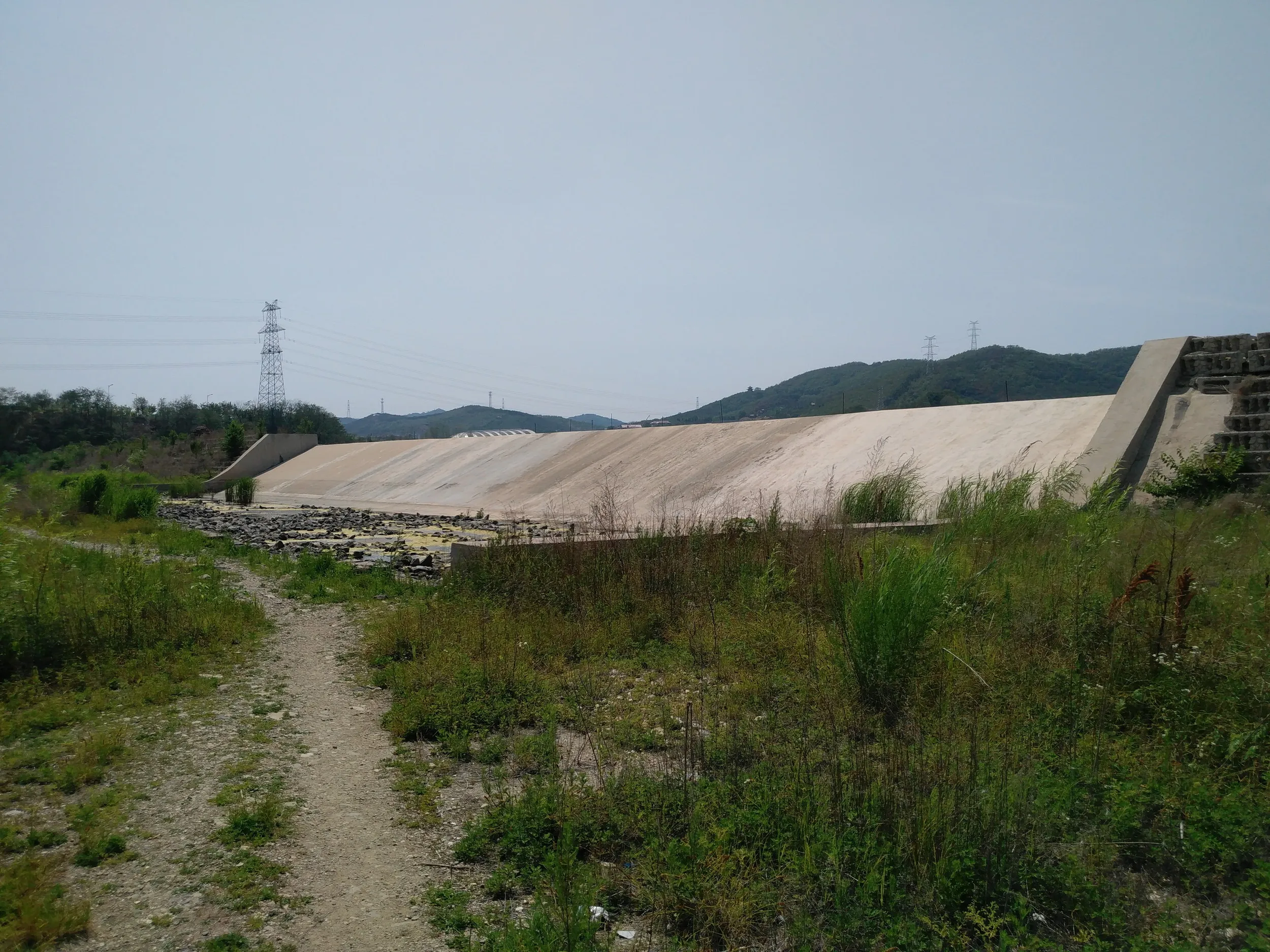 洪水防止の堰堤