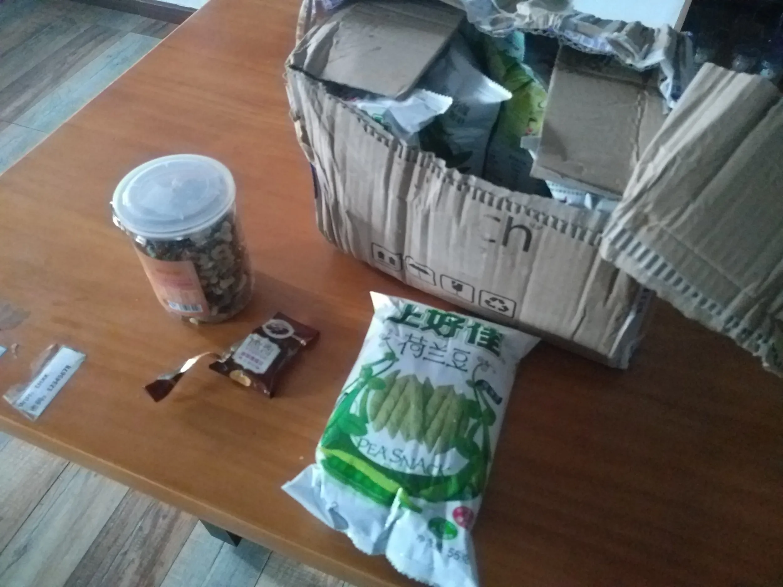 さやえんどうのスナックとミックスナッツ