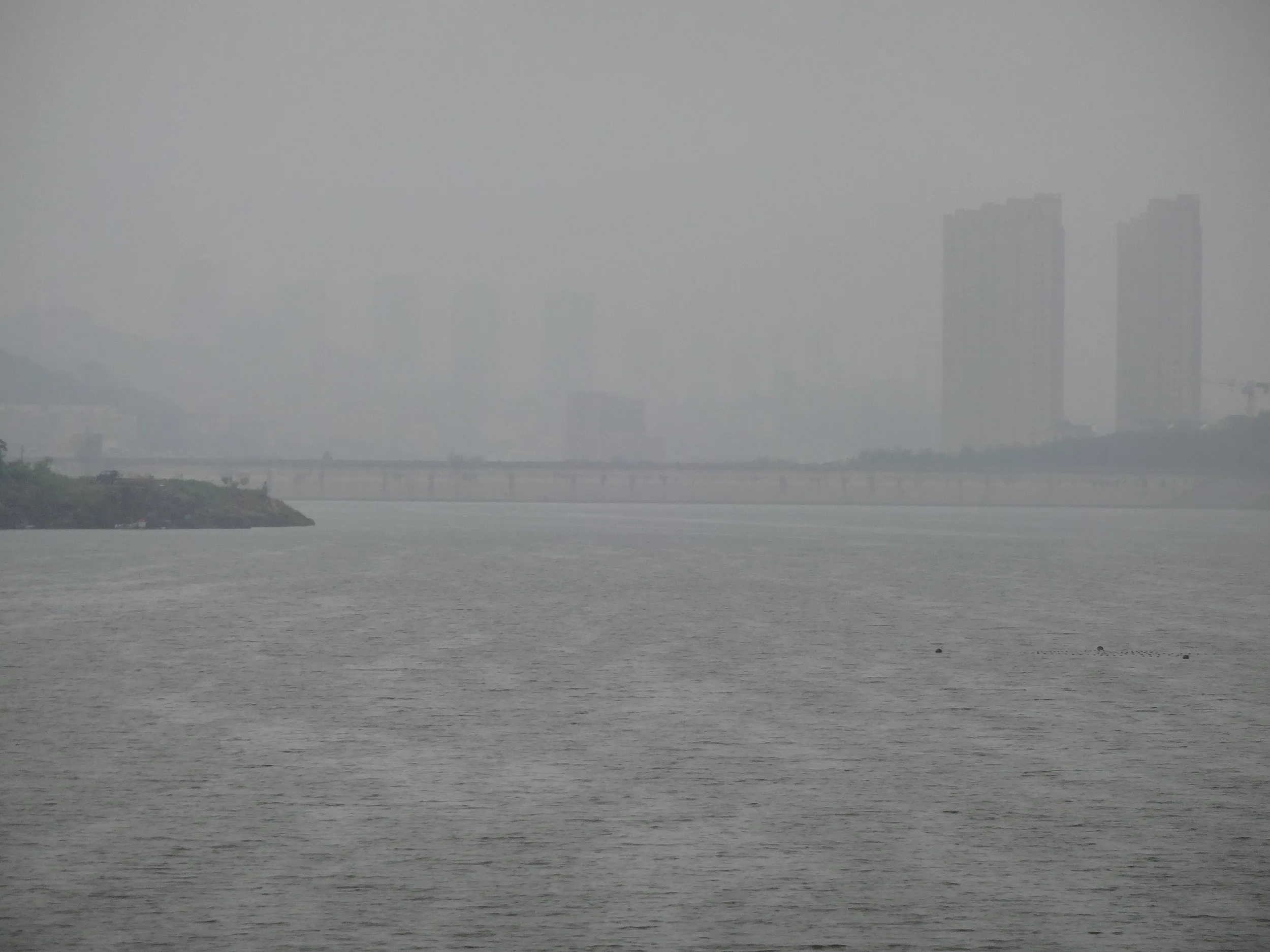 ダムの下流を眺める