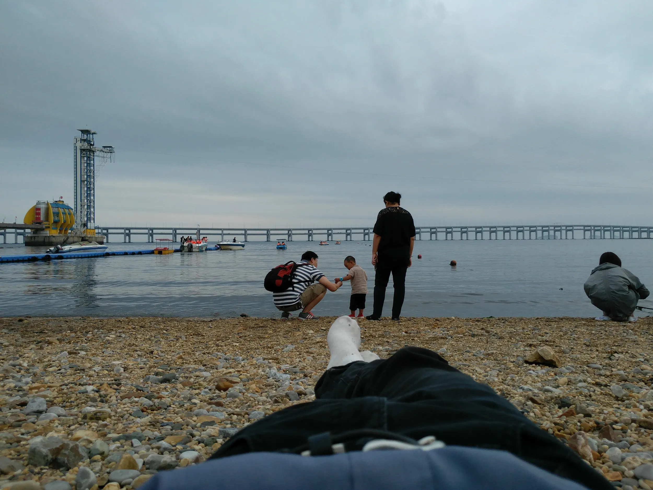 寝転がって空を見上げる