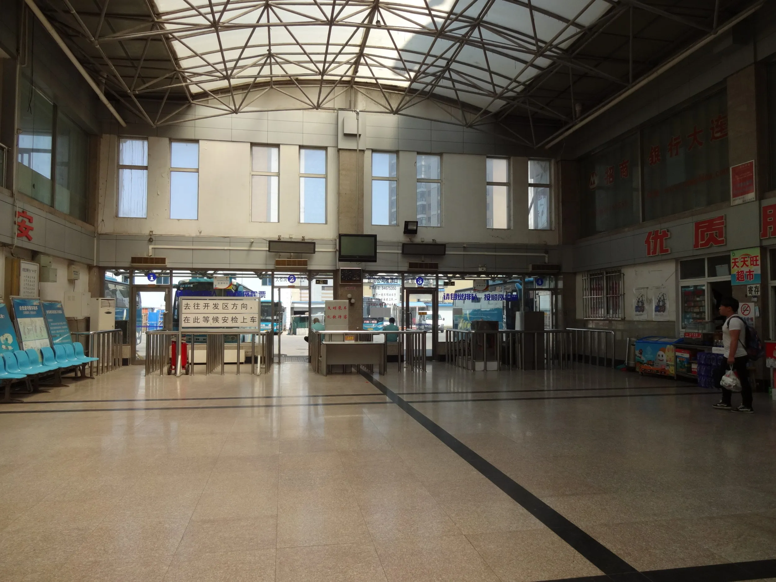 黒石礁のバスターミナル内