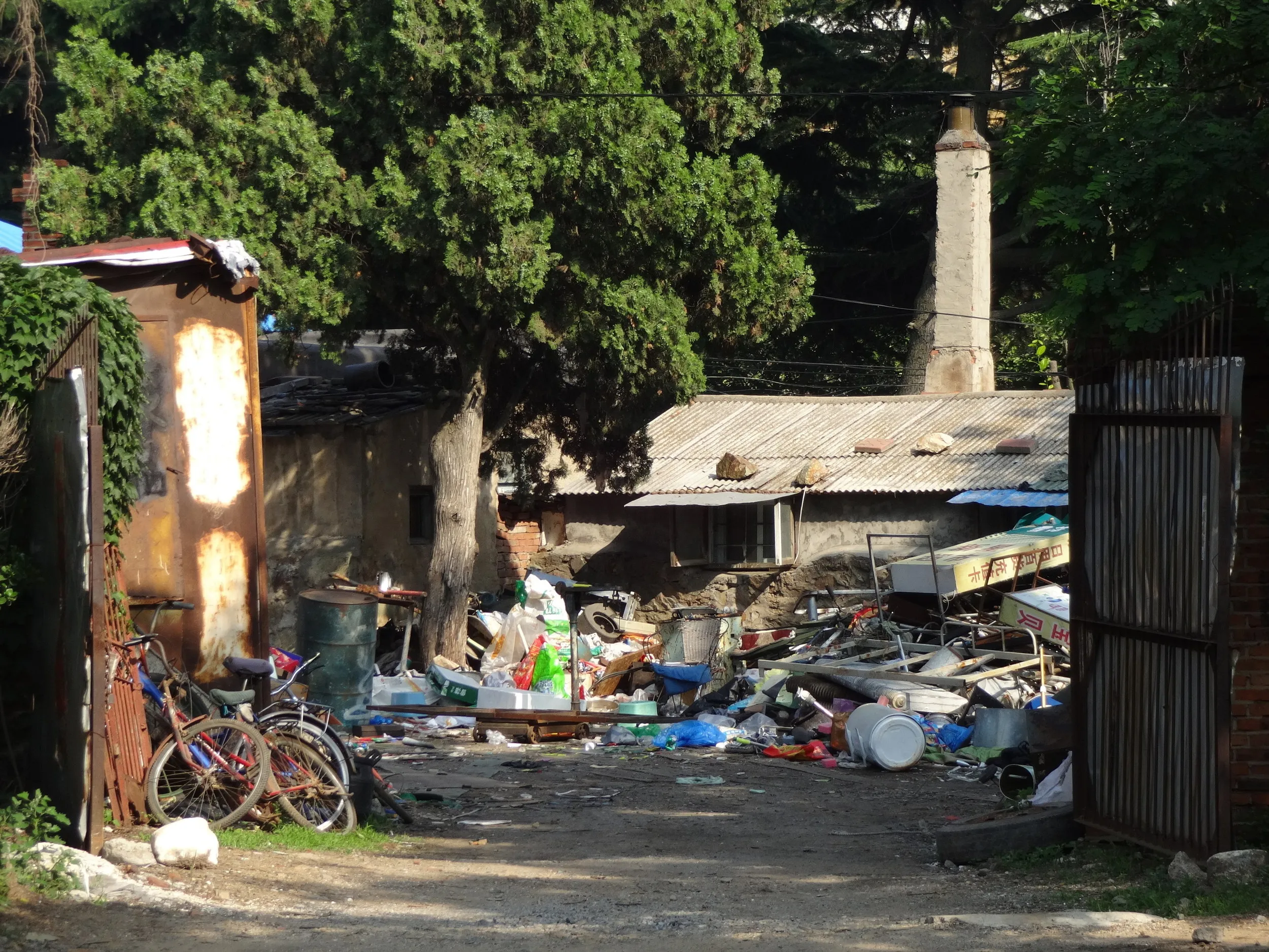廃棄物置き場付近