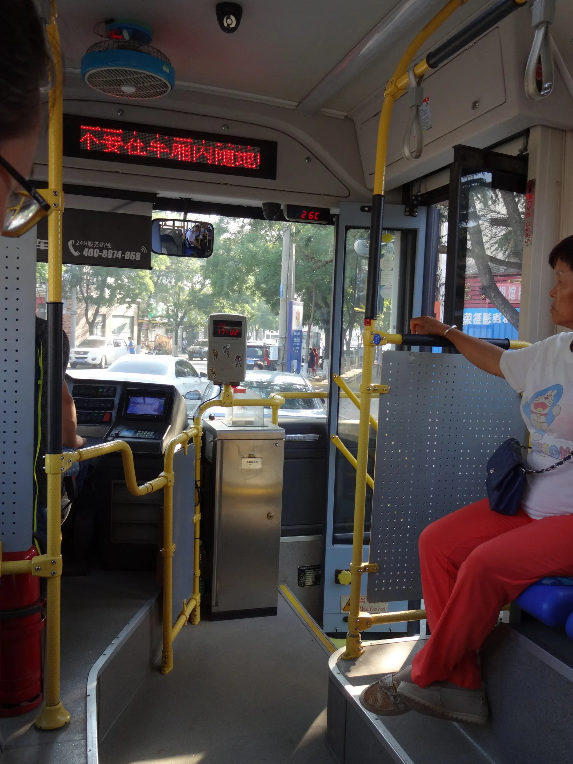 バスで西鶏冠山へ向かう