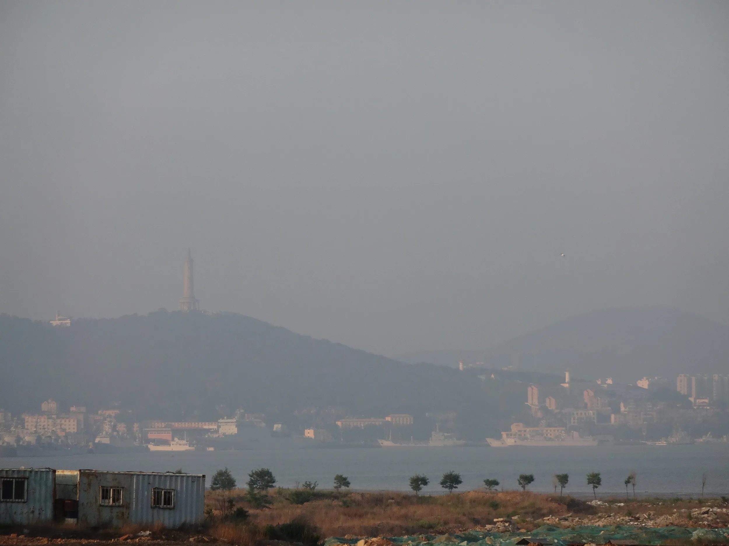 白玉山塔を眺める