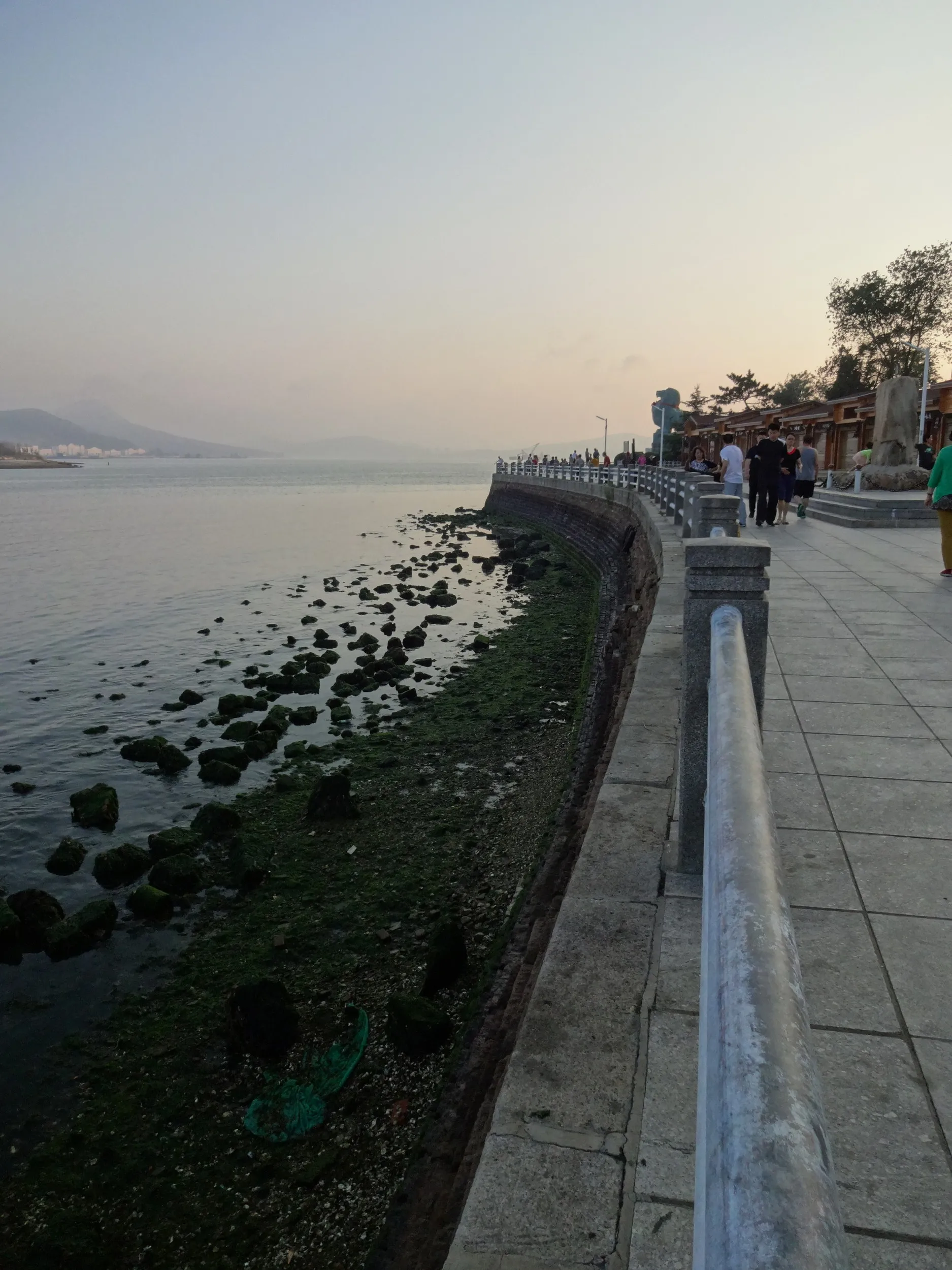 軍港遊園でたそがれる
