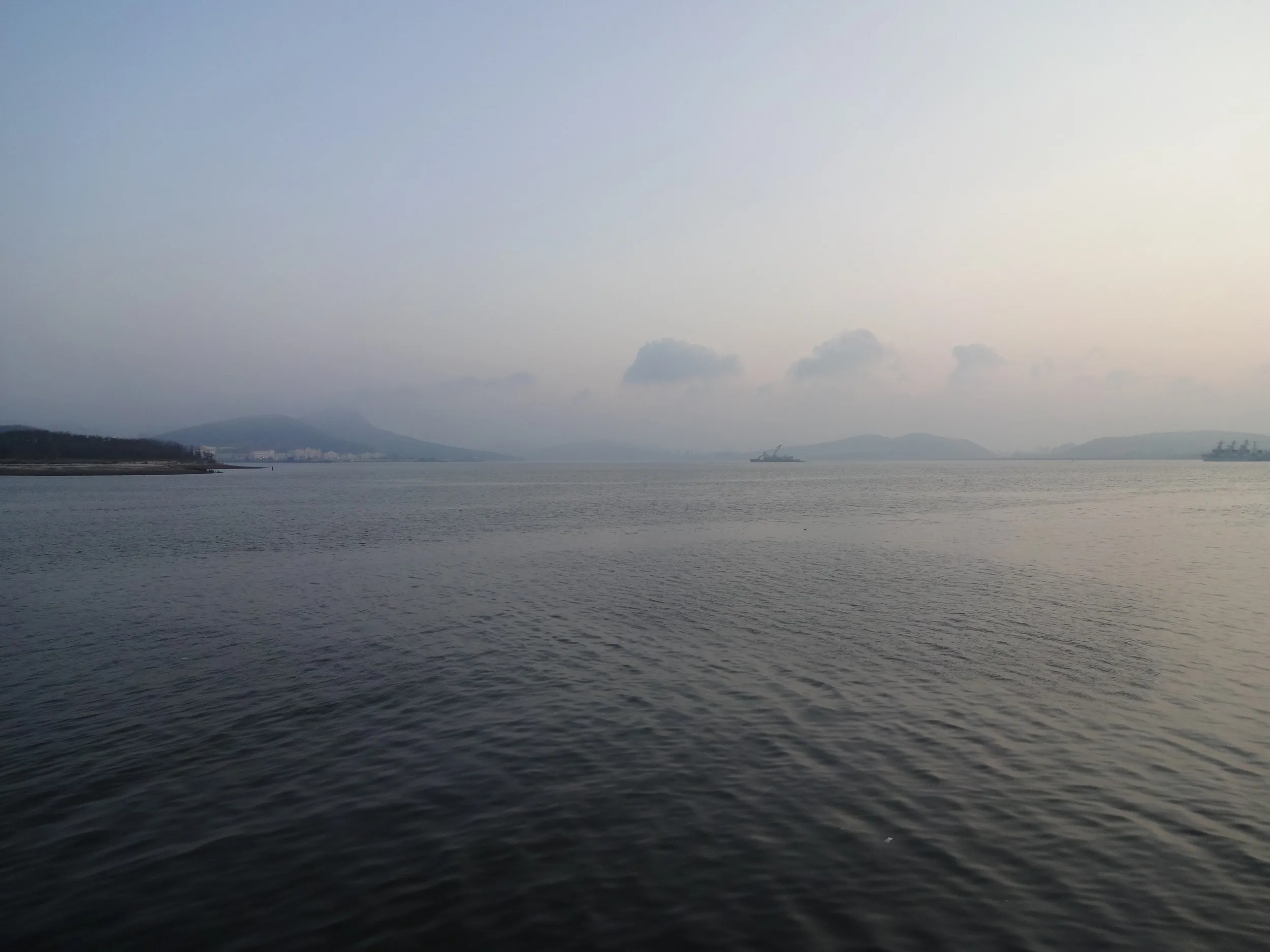 夕日に染まる旅順口