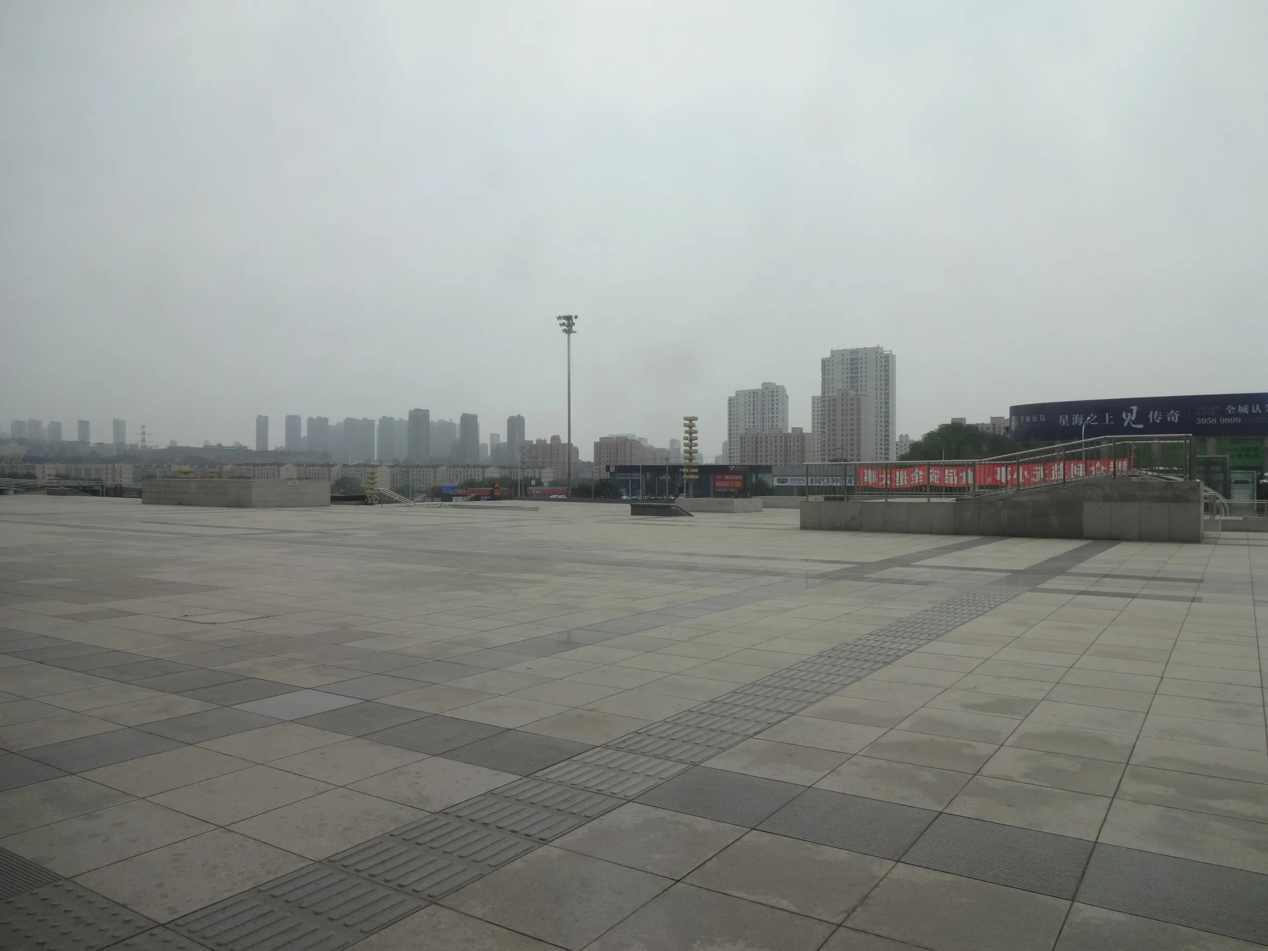 大連北駅構内から外を眺める