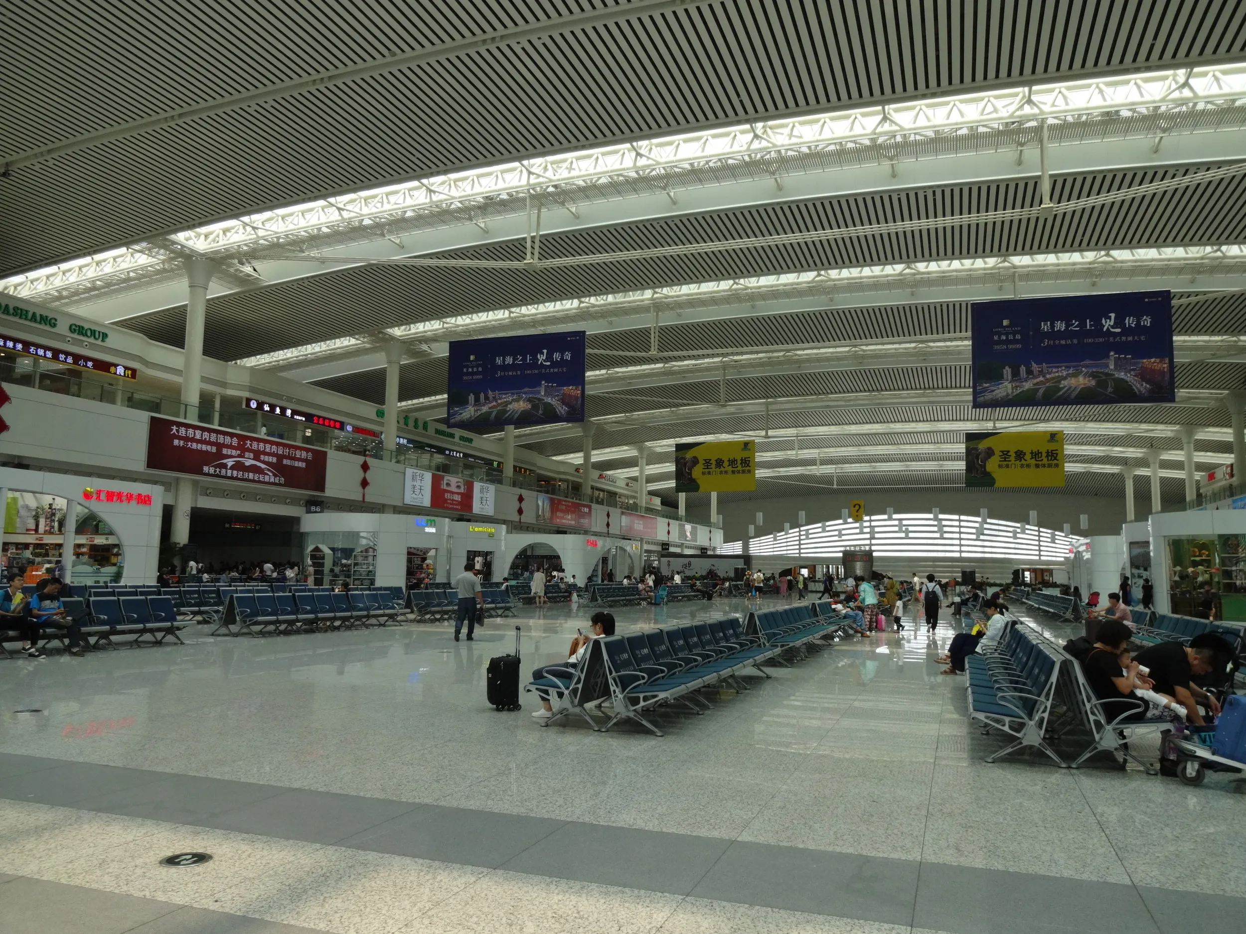 大連北駅の待合室風景