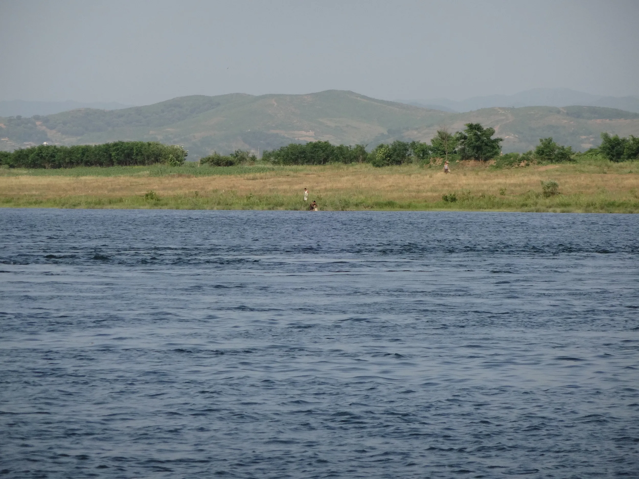 遊覧船から北朝鮮を眺める
