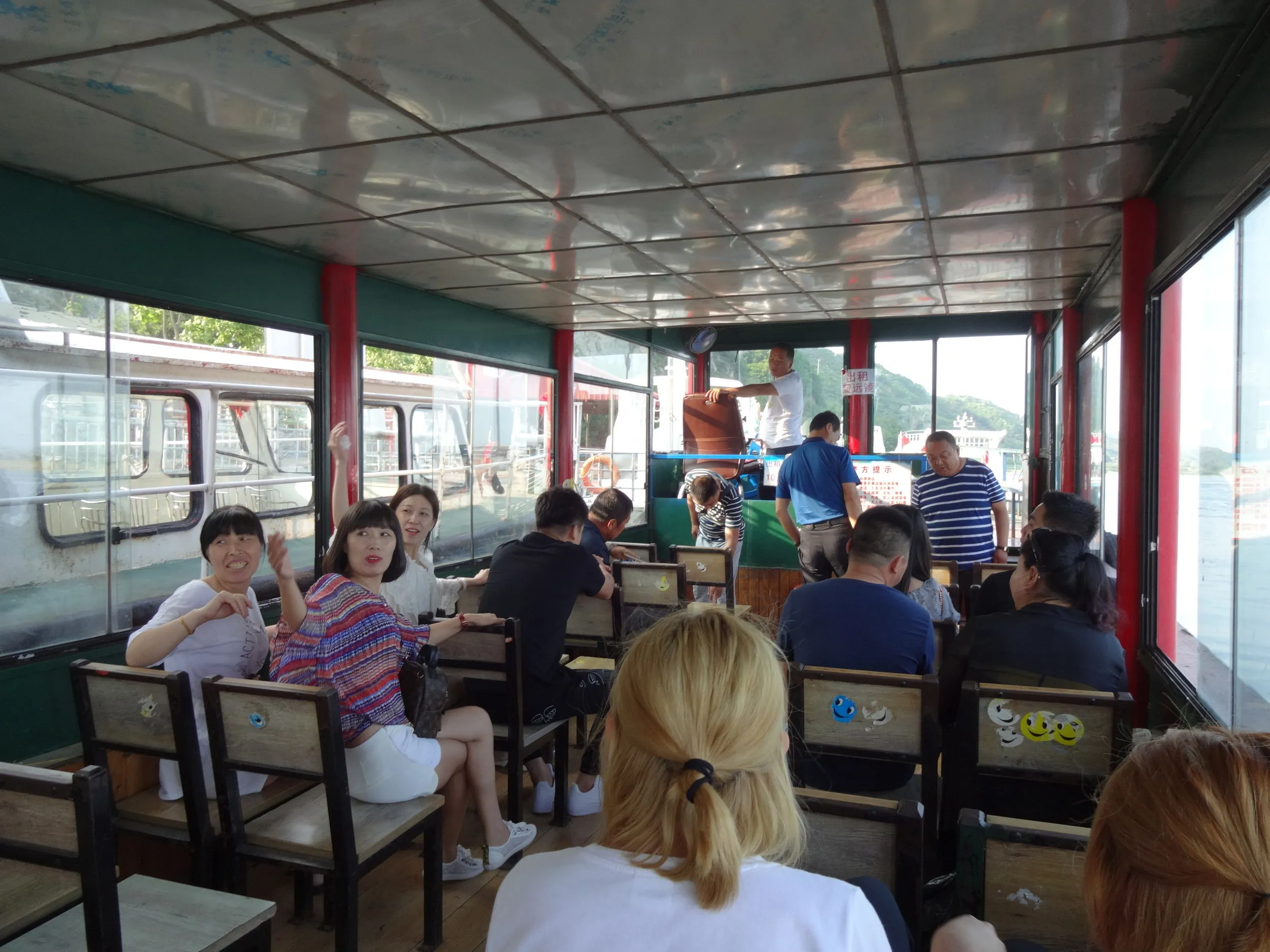 遊覧船から北朝鮮を眺める