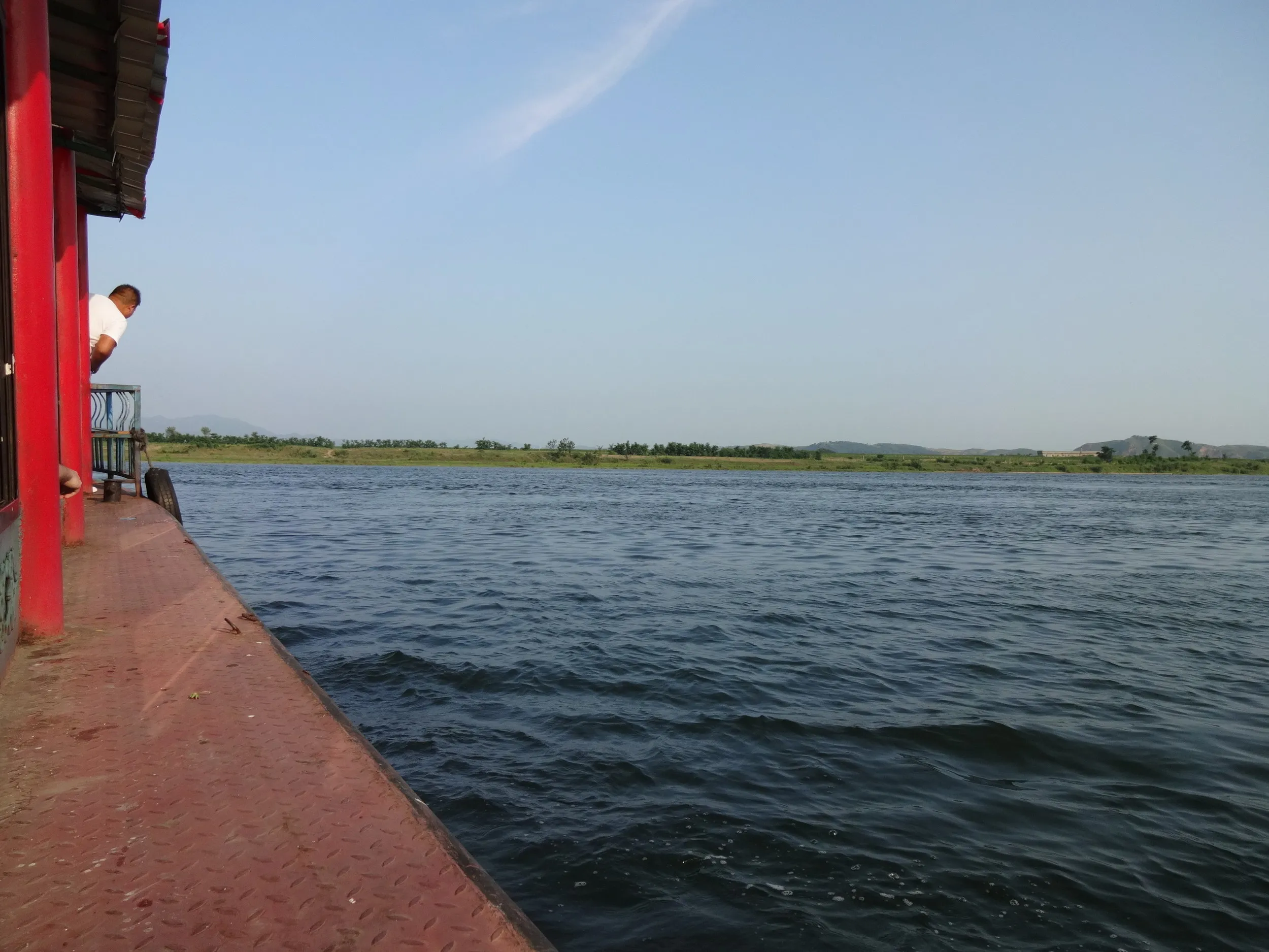 遊覧船から北朝鮮を眺める