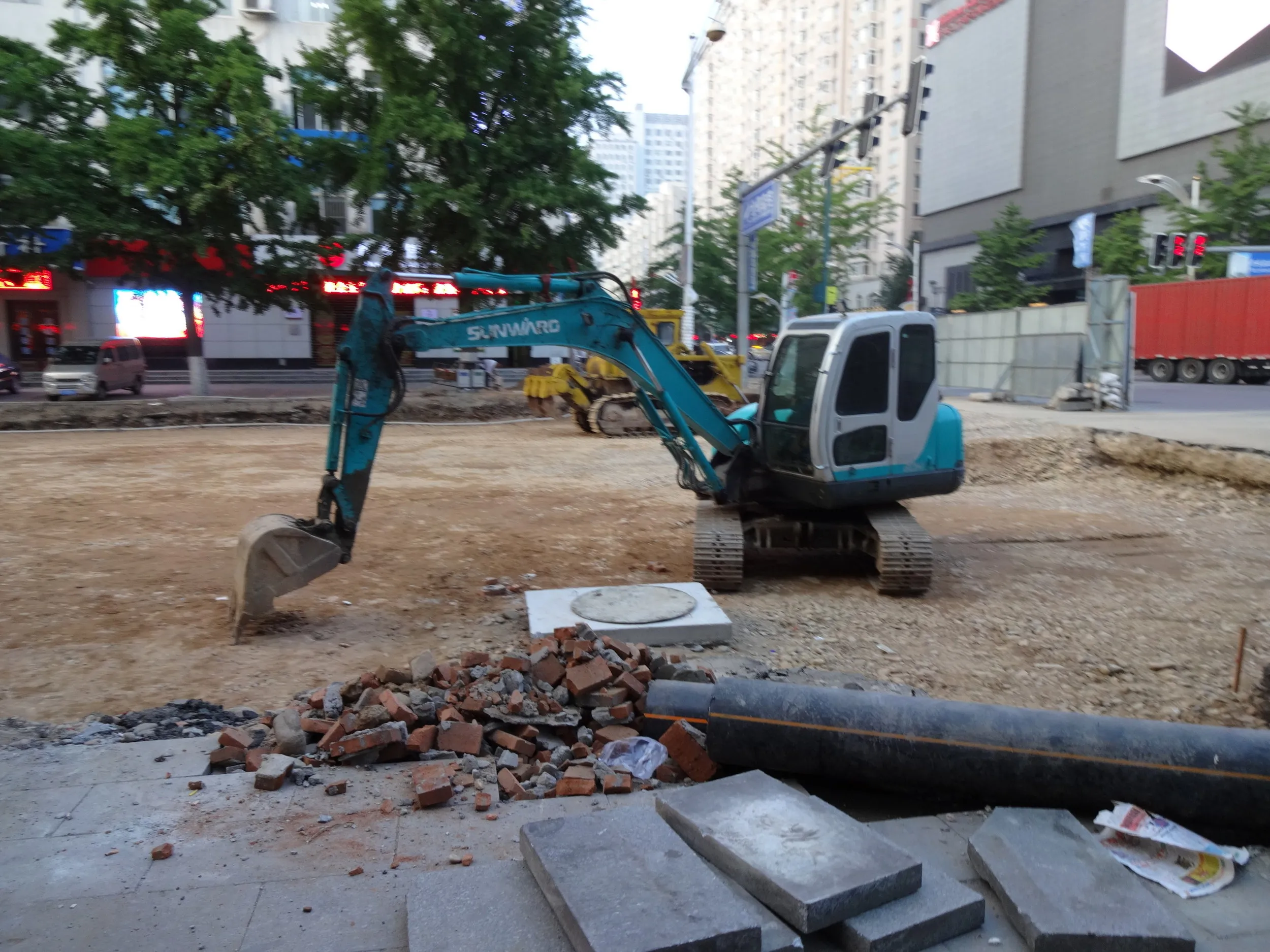 丹東駅前の様子