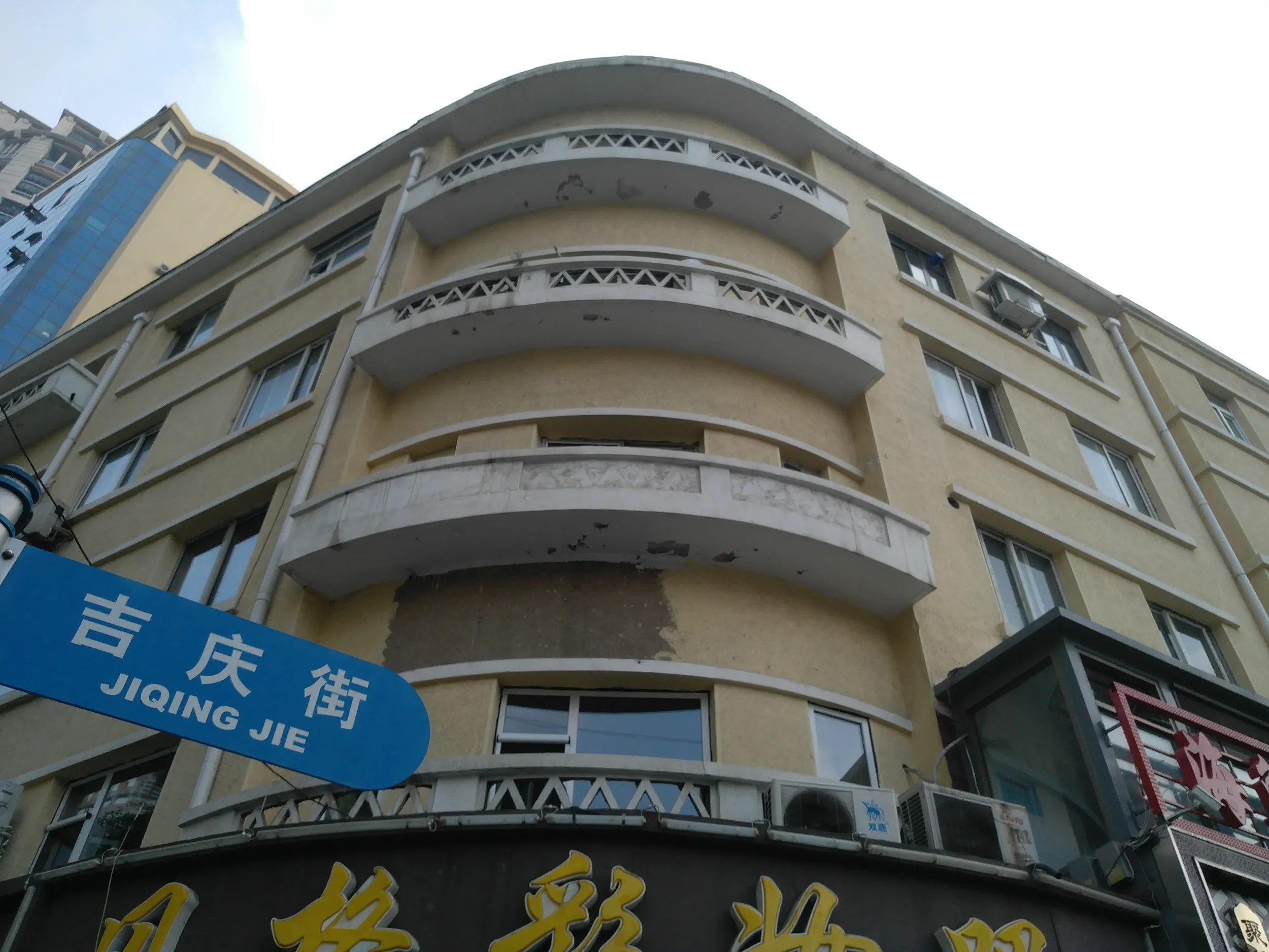 勝利橋へ向かう