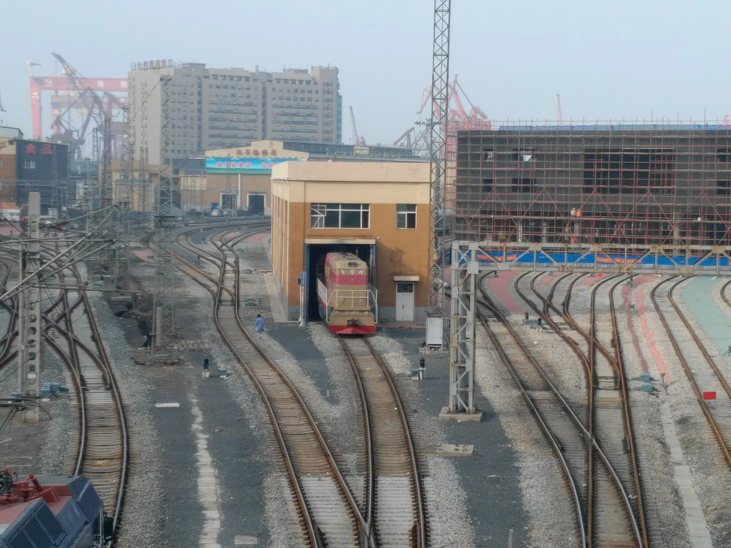 勝利橋下の車両