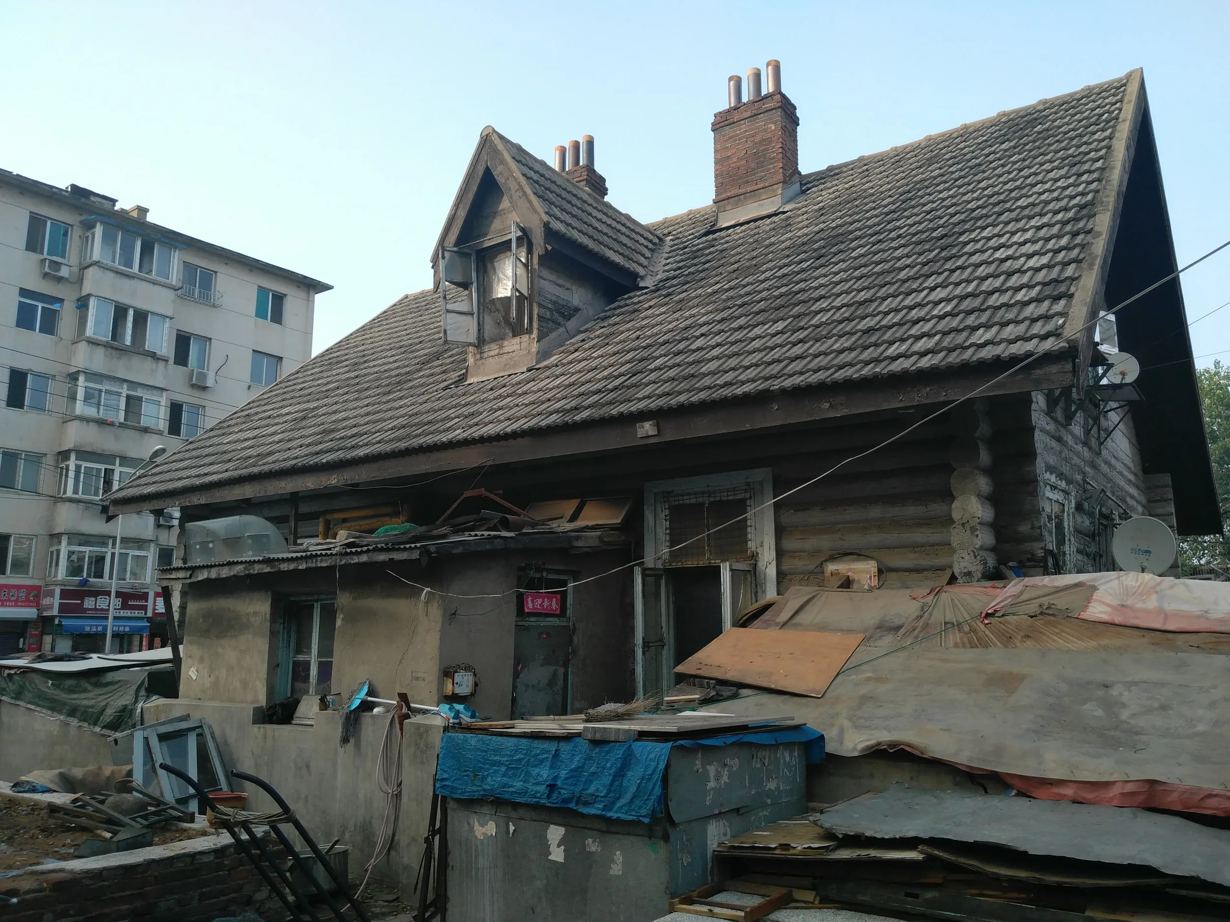 横丁の古い建物