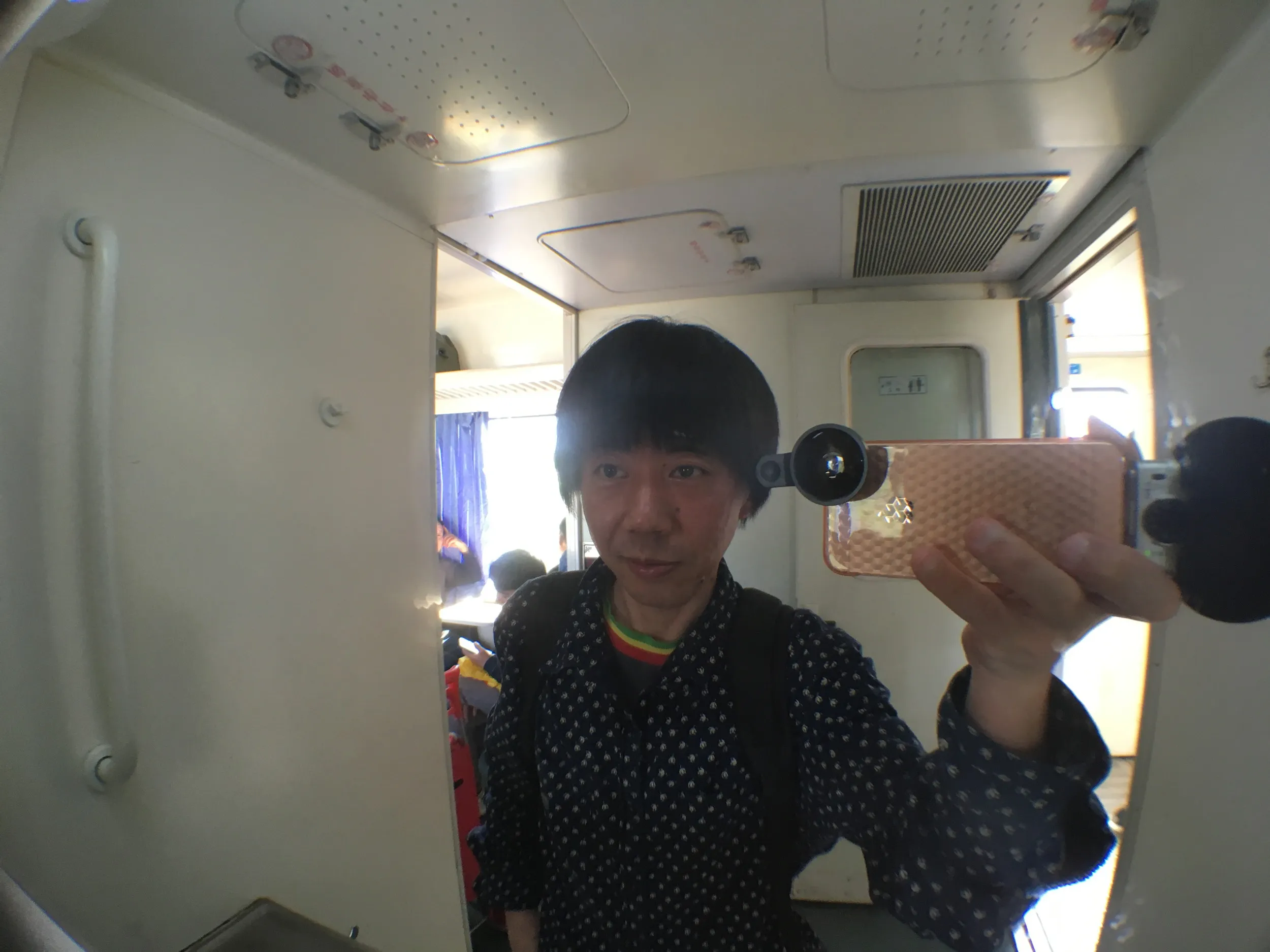 快速列車内で自撮り