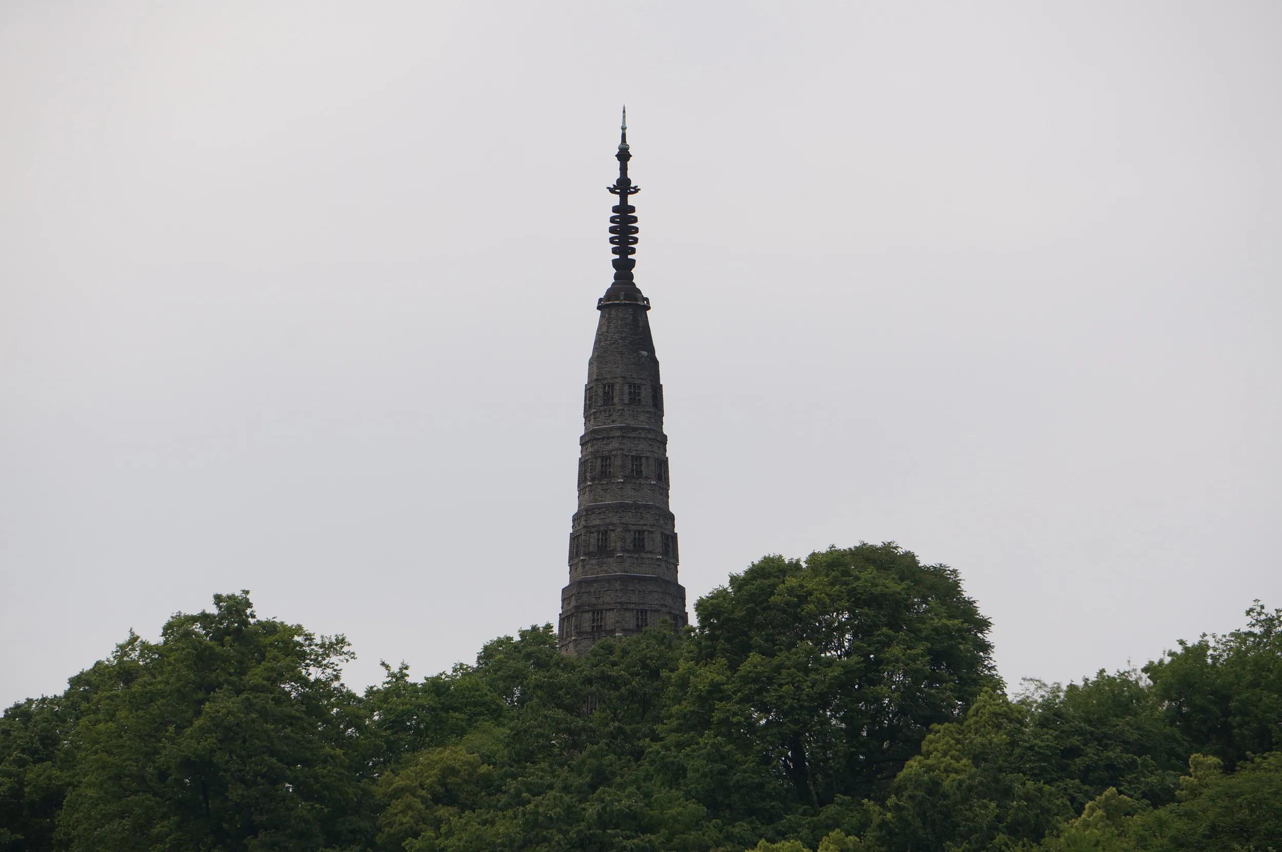 白堤から保俶塔を眺める