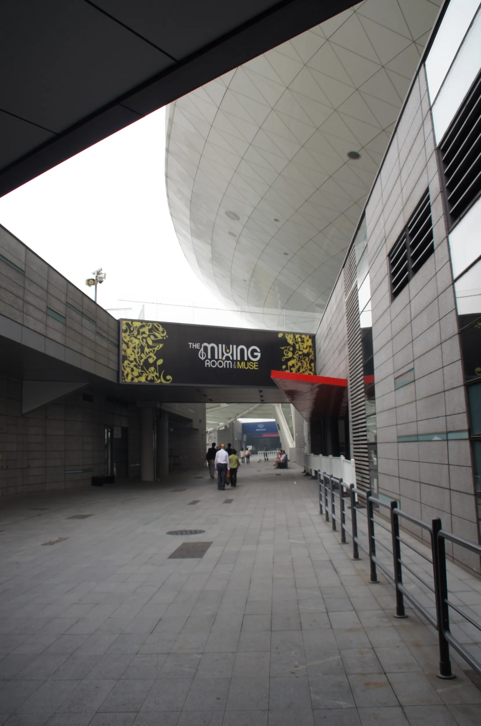 ベンツ文化センターの外周