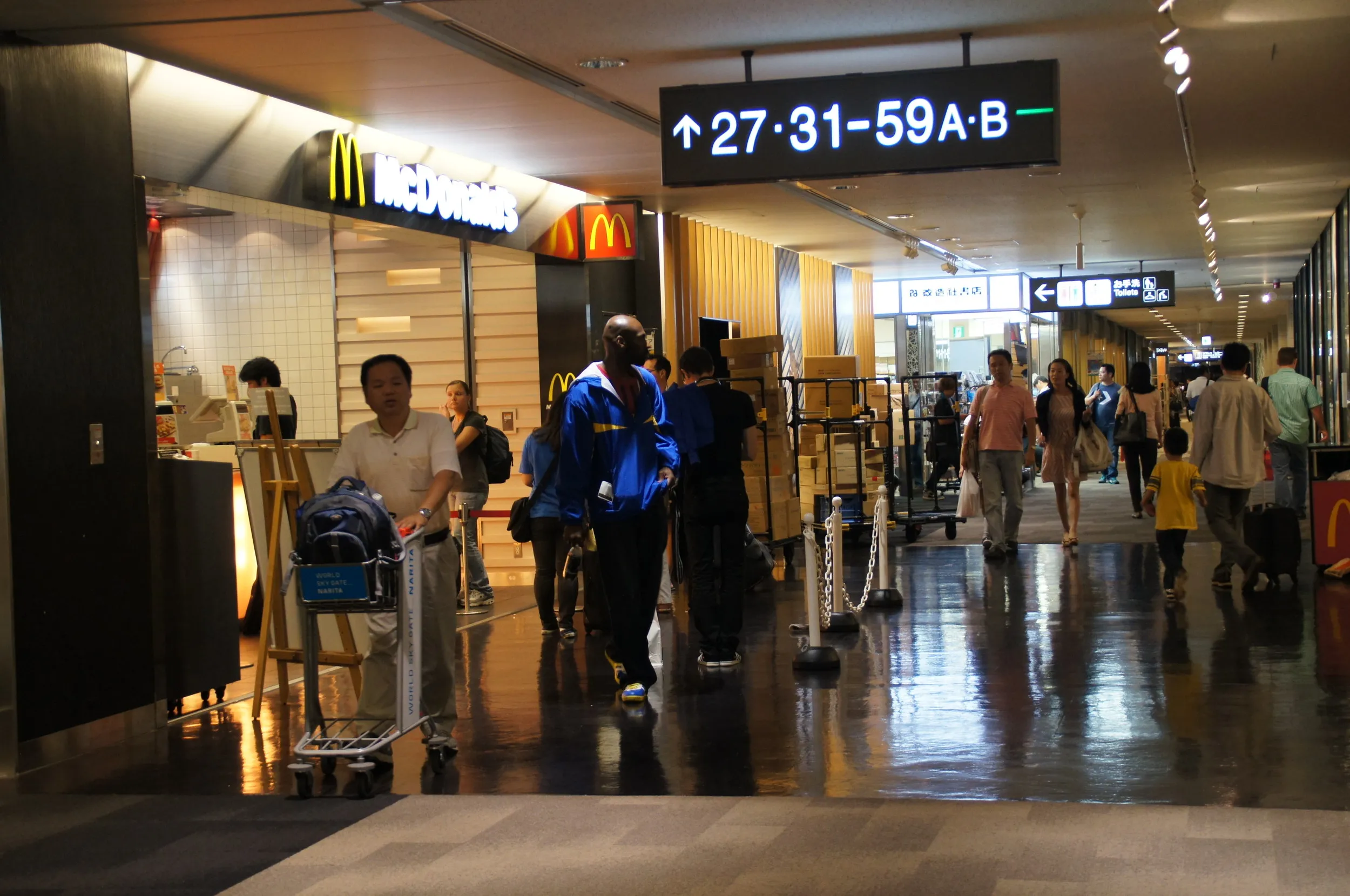 出発ロビー内の店舗