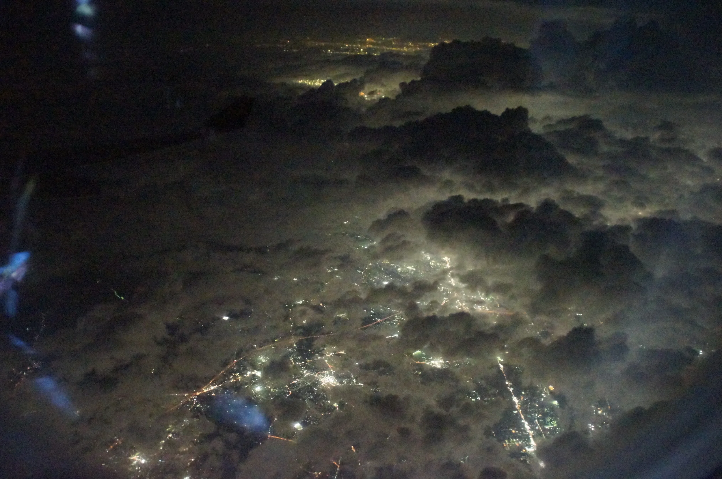 空から見た日本の夜景