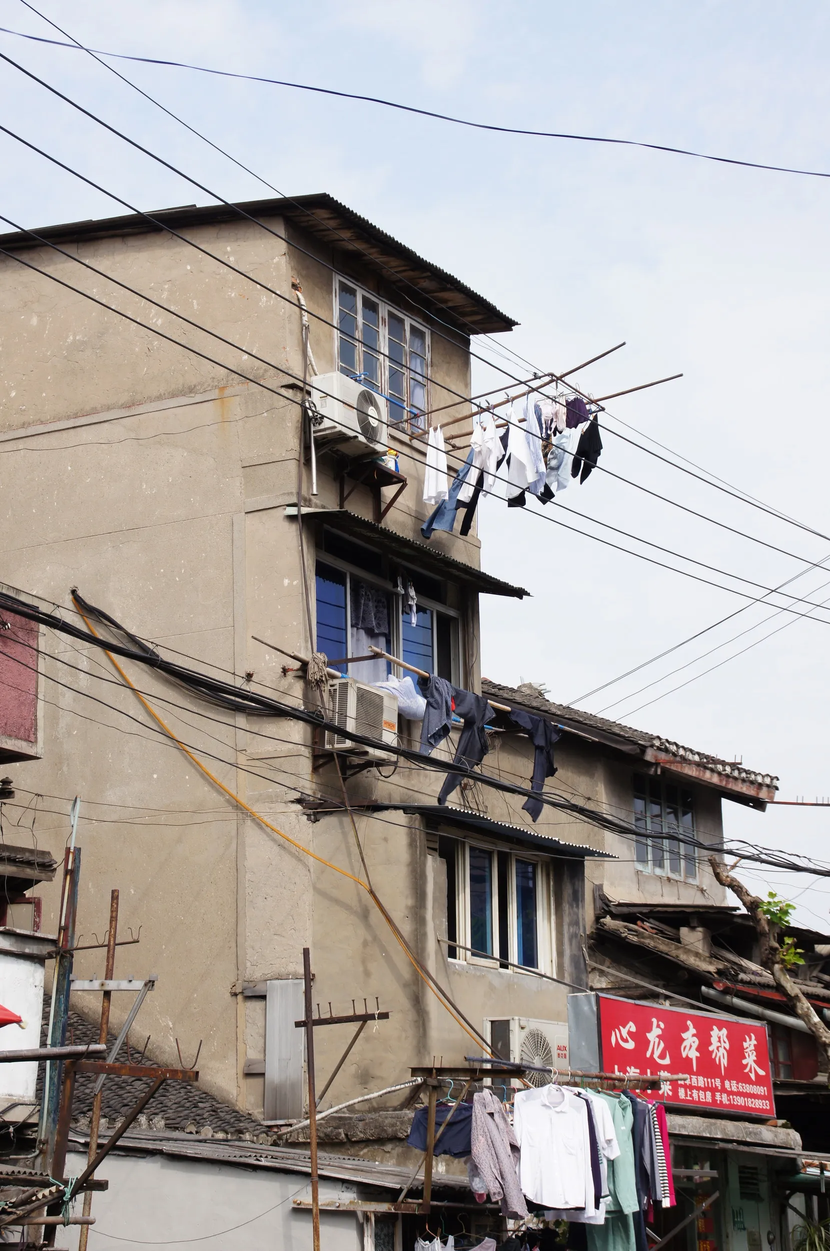 曲阜西路で見た4階建ての建物