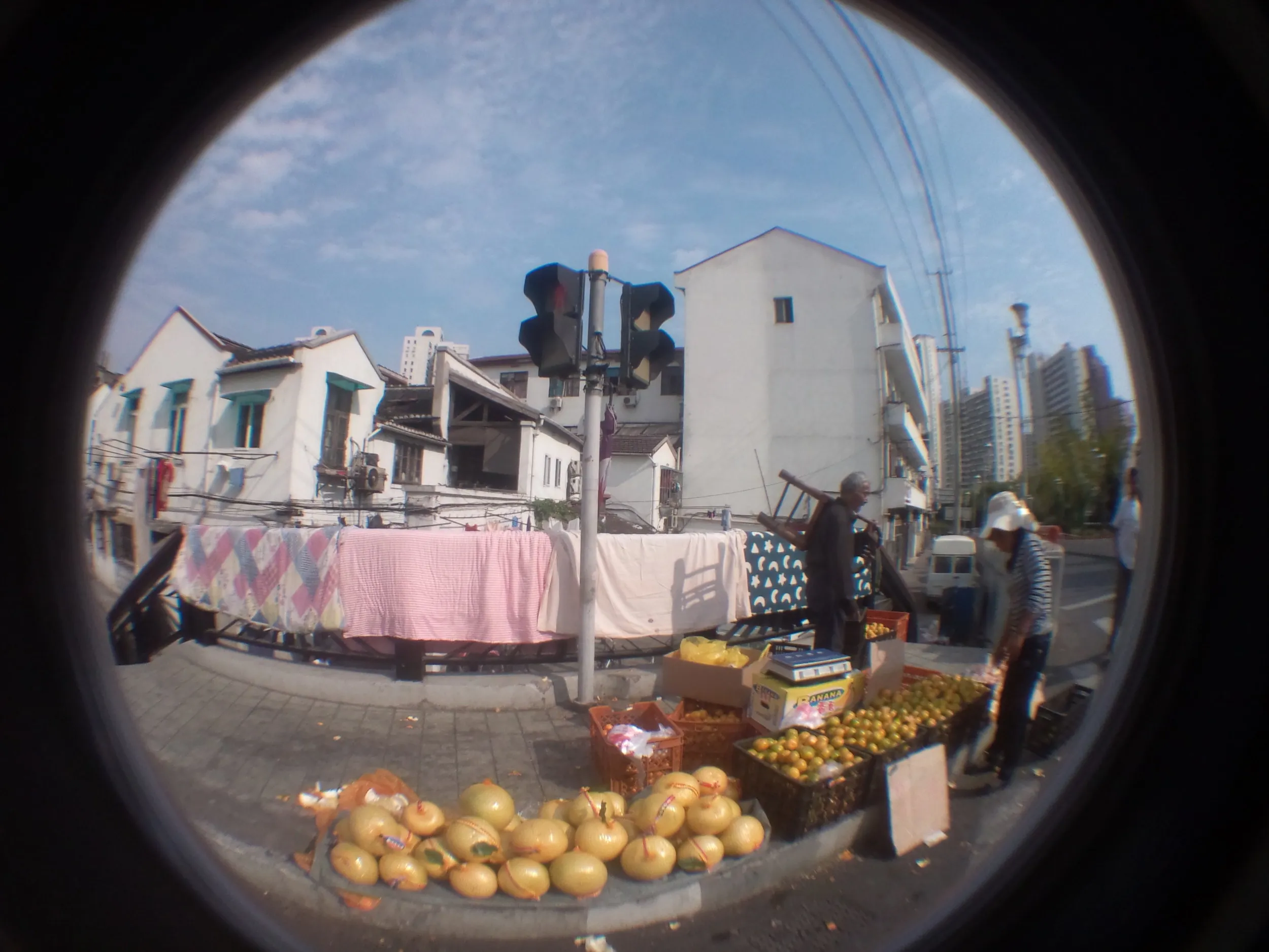 烏鎮路で露店販売しているおばさん