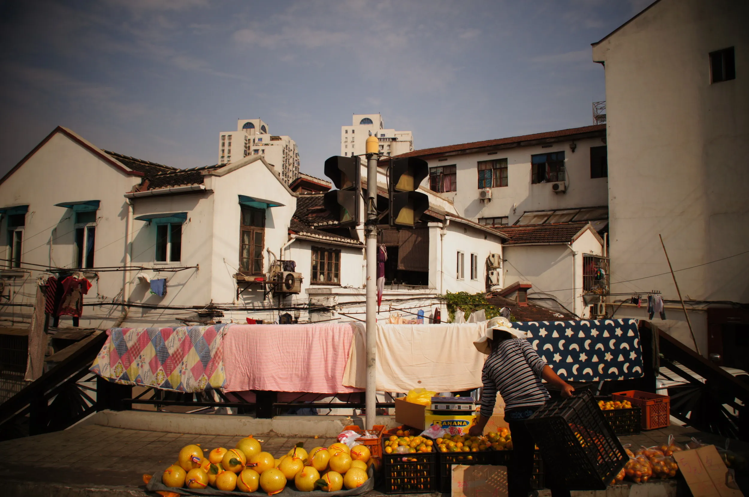 烏鎮路で露店販売しているおばさん