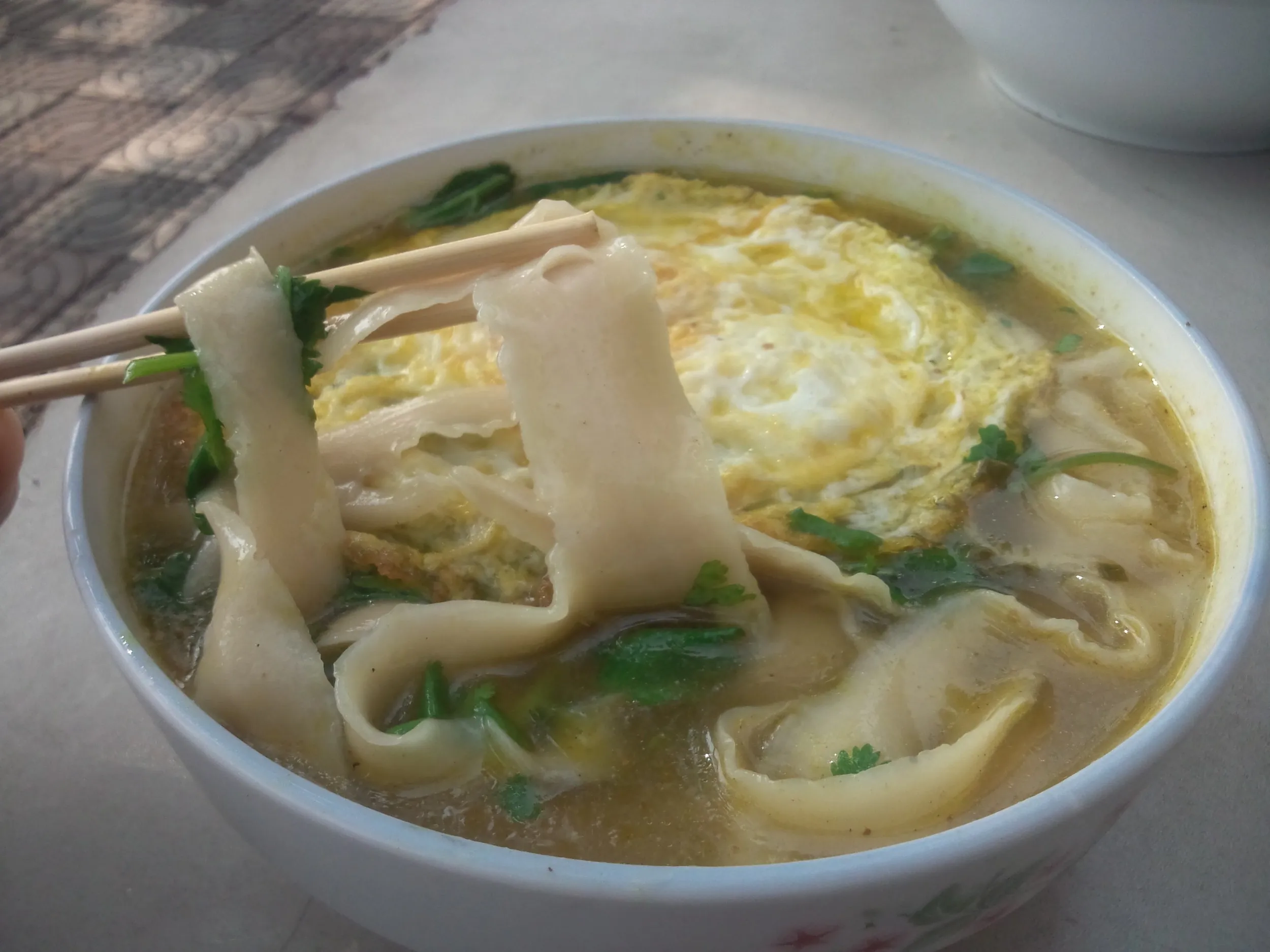 刀削麺と目玉焼き