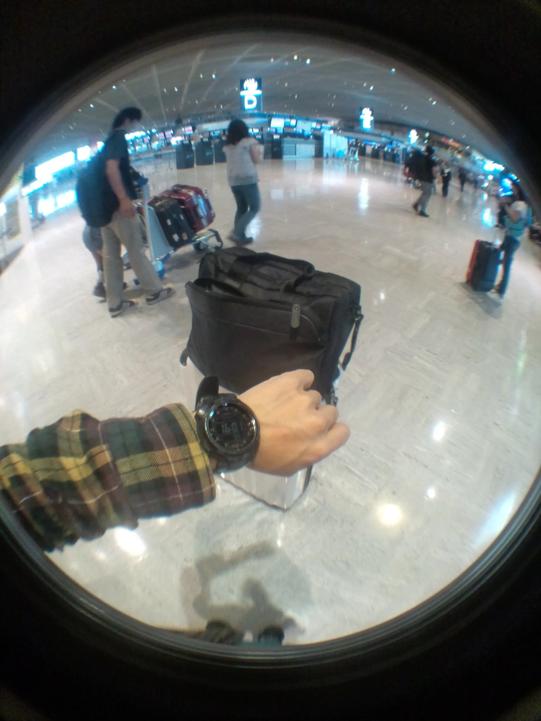 成田空港のロビー(魚眼レンズ撮影)