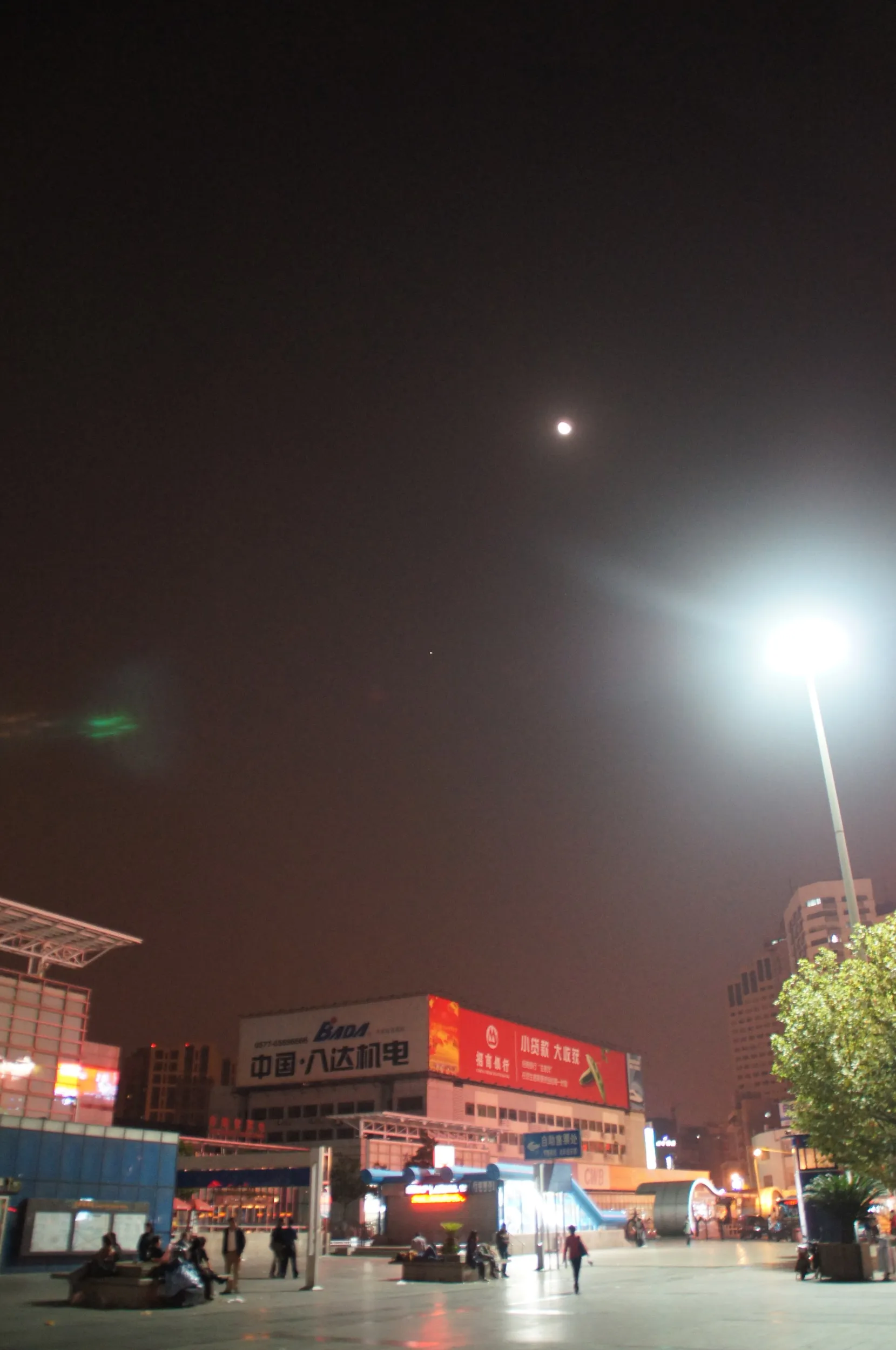 夜の上海駅付近