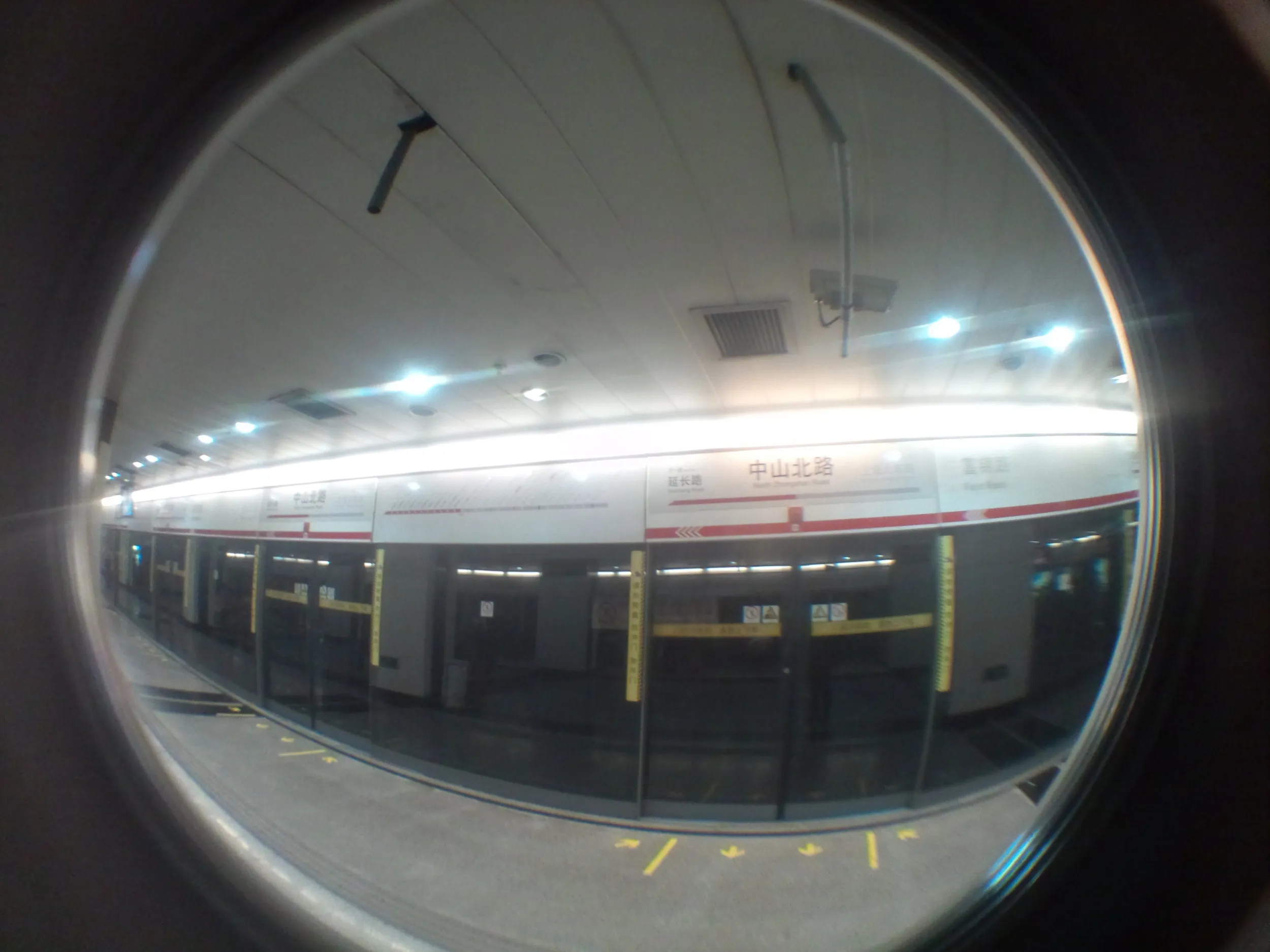 中山北路駅の構内(魚眼レンズ撮影)