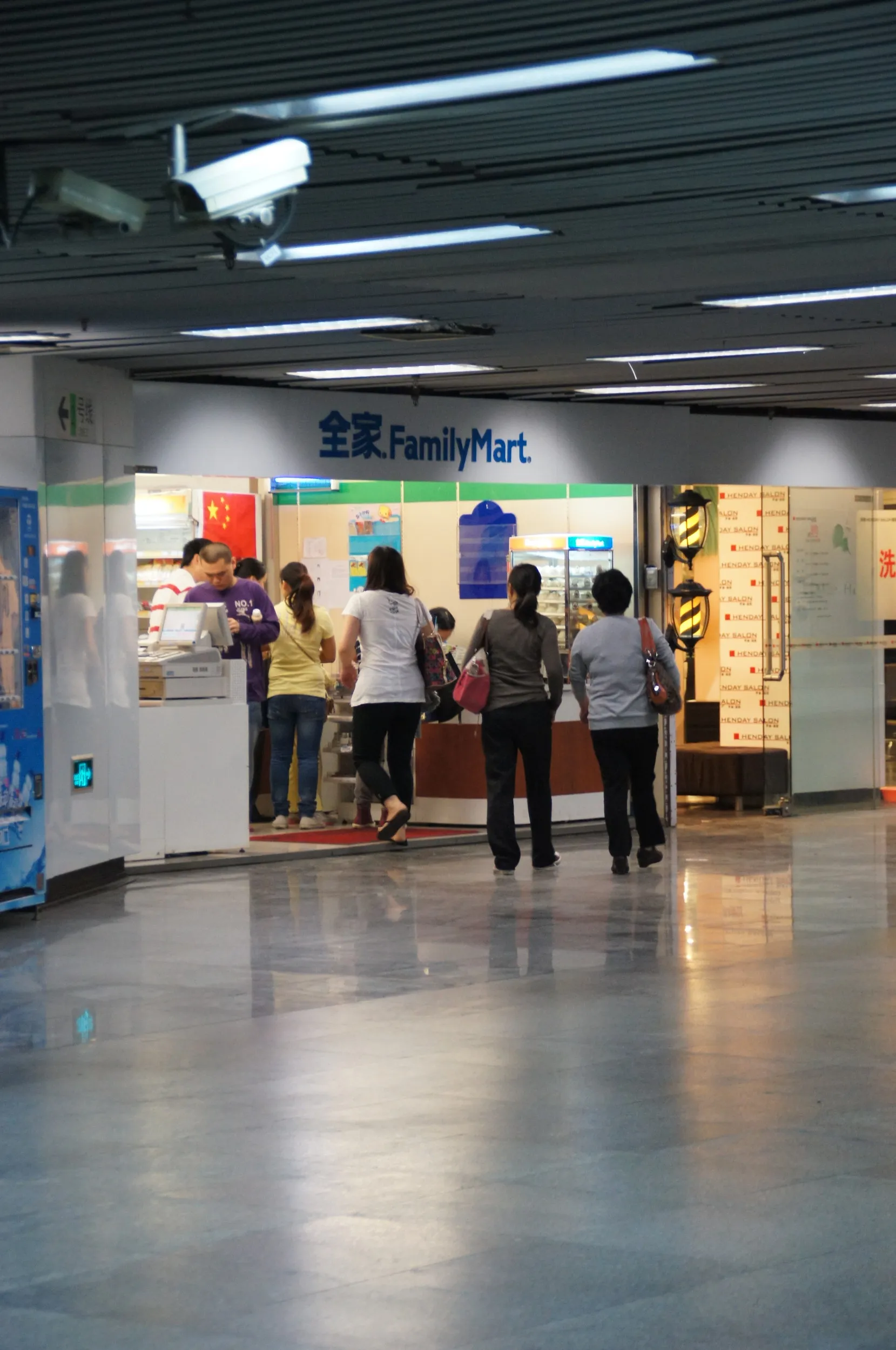 人民広場駅構内にあるファミマ