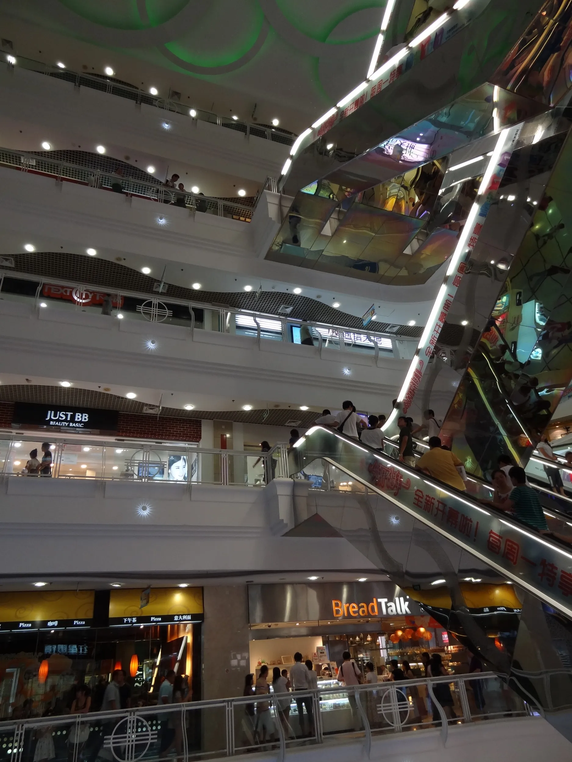 ショッピングモール内の様子