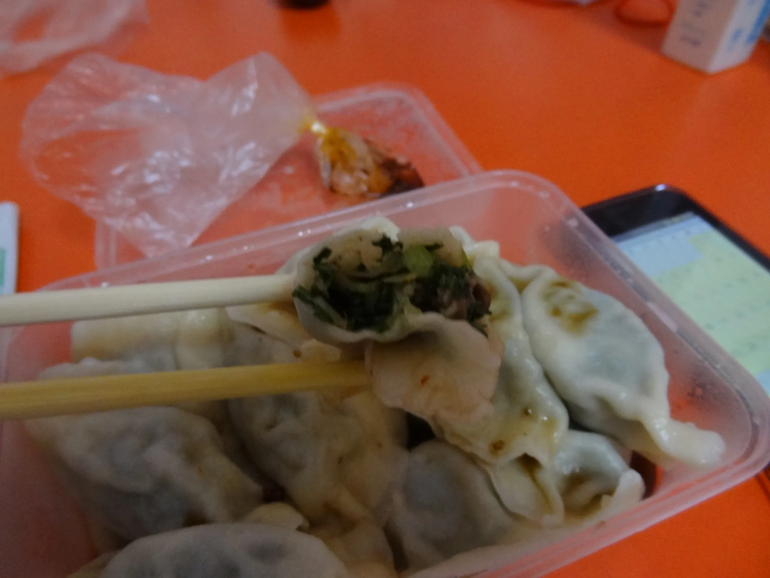 タレにつけた水餃子