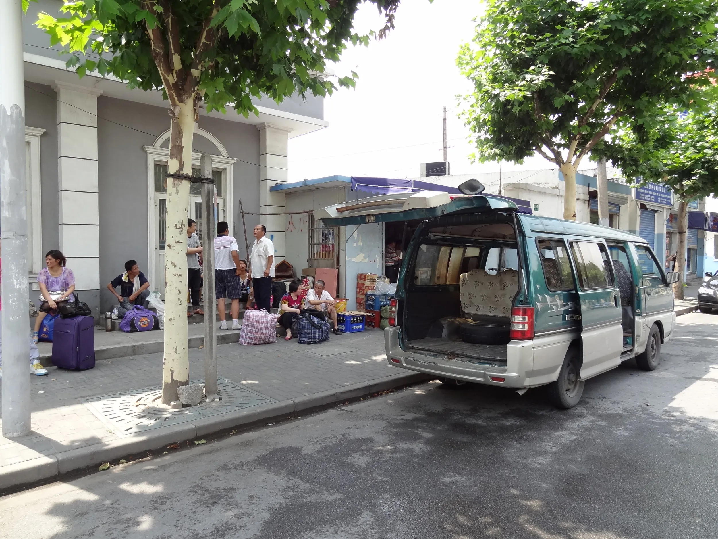 西安へ行くバスを待つ乗客たち