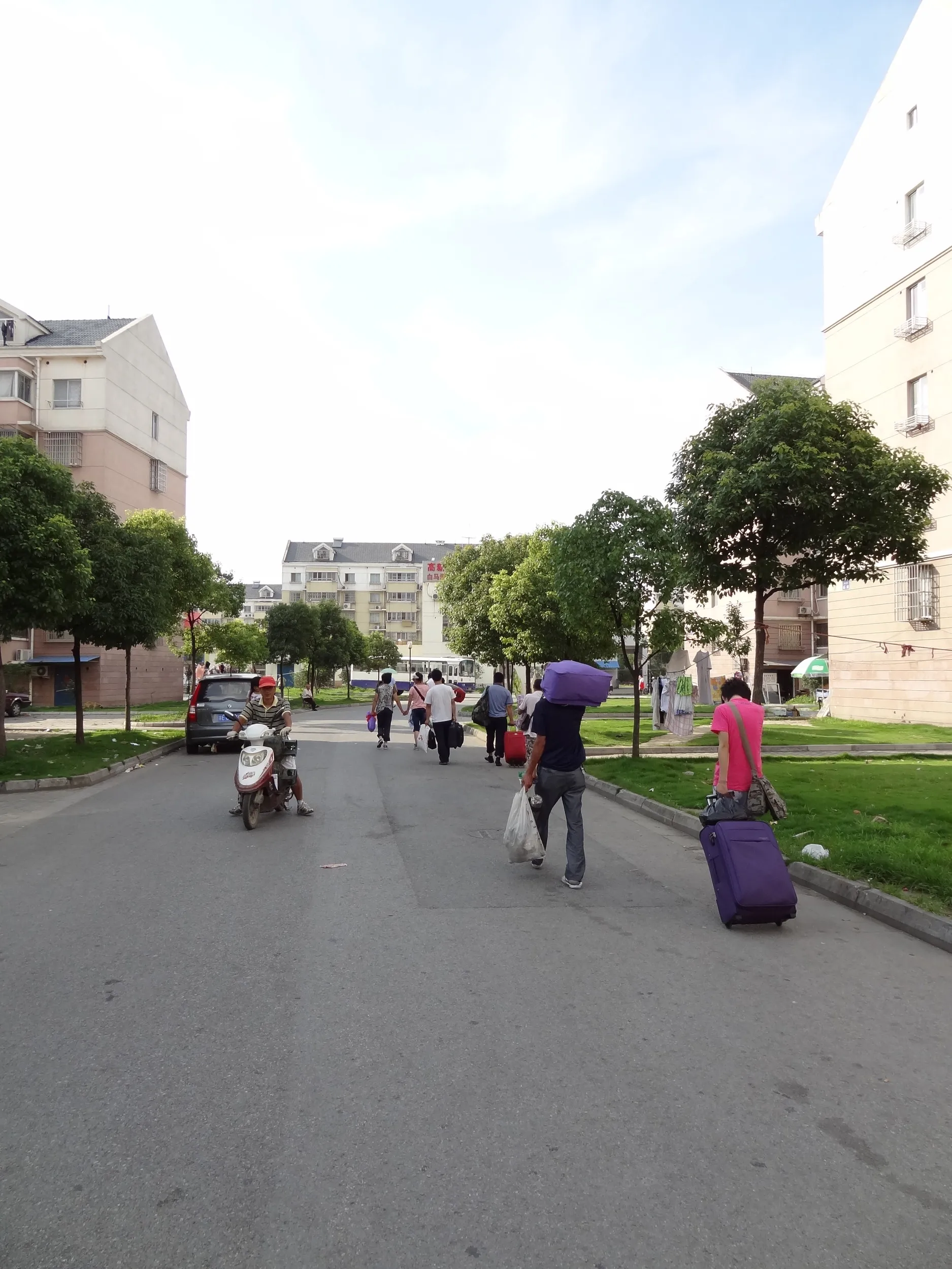 長距離バスを乗り換えるために移動