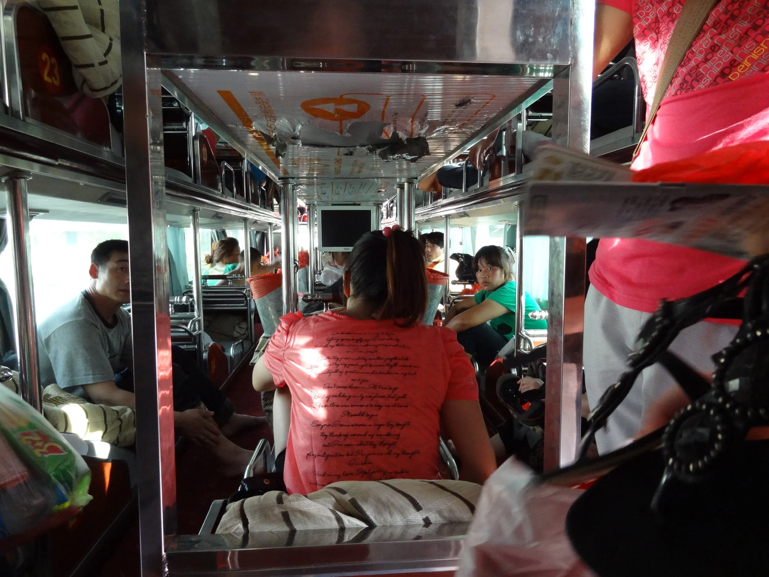 乗り換えた寝台バスの中