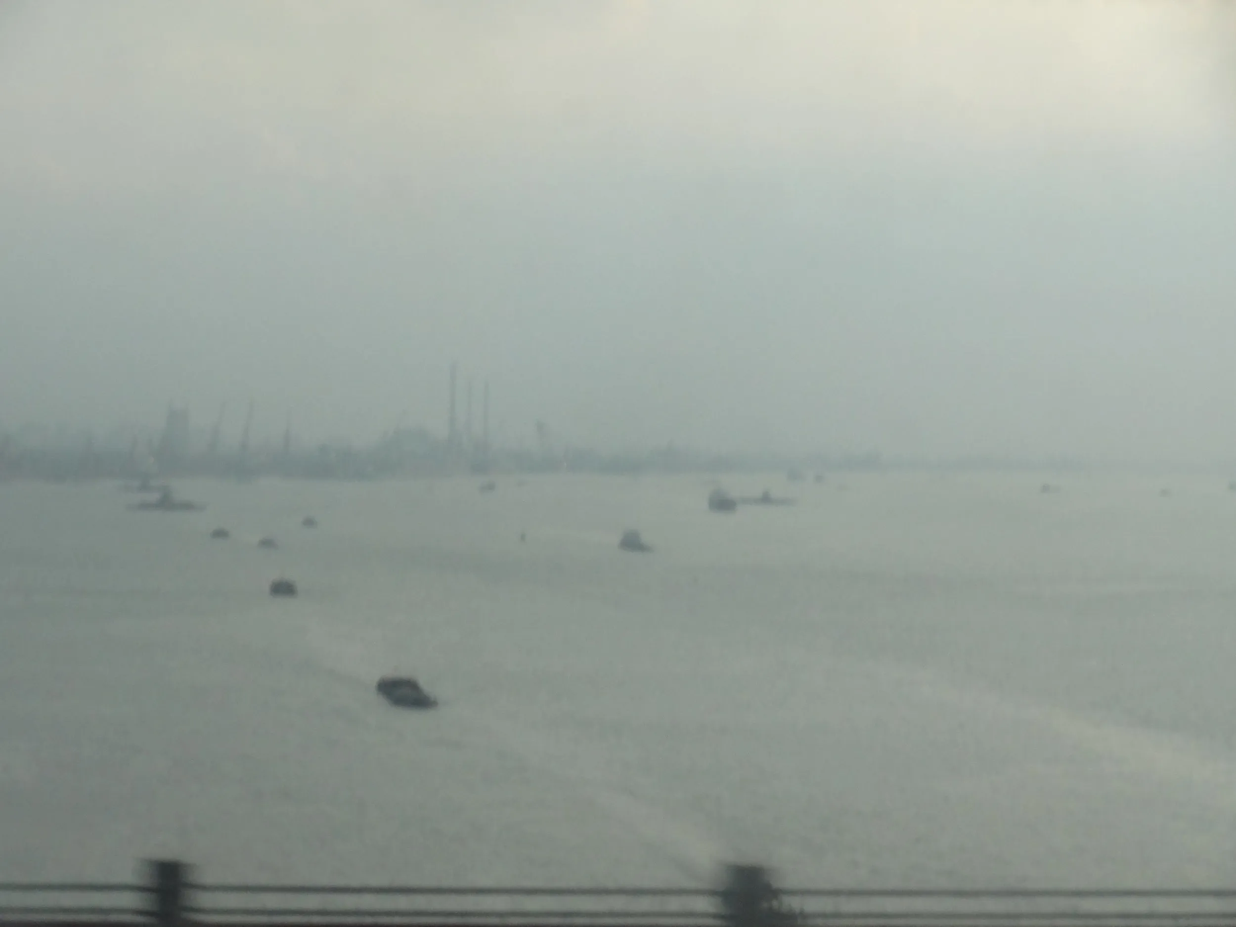 長距離バスの中から見た長江